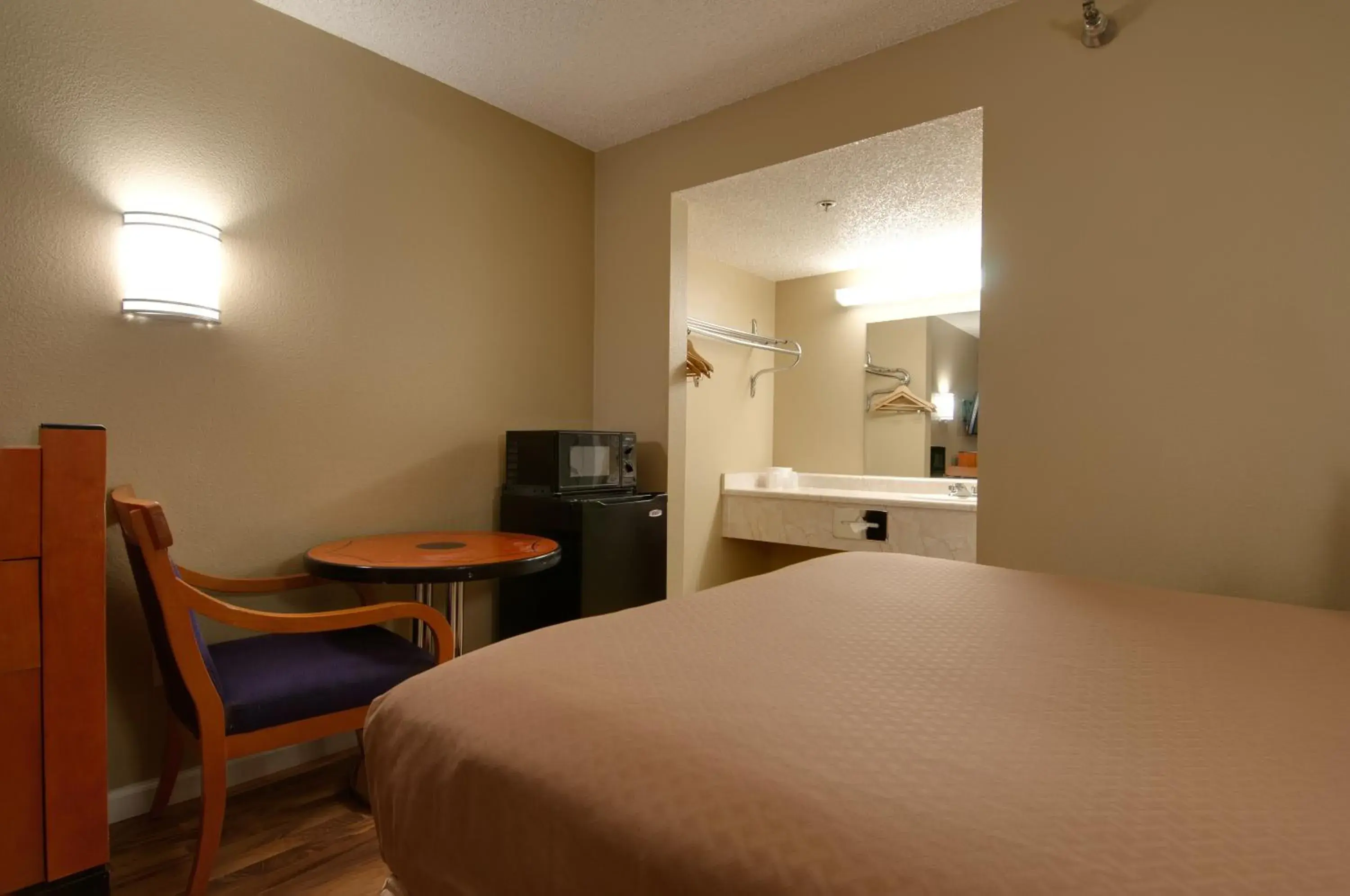 Standard Queen Smoking in Vagabond Inn Bakersfield North Standard Queen Smoking in Vagabond Inn Bakersfield North