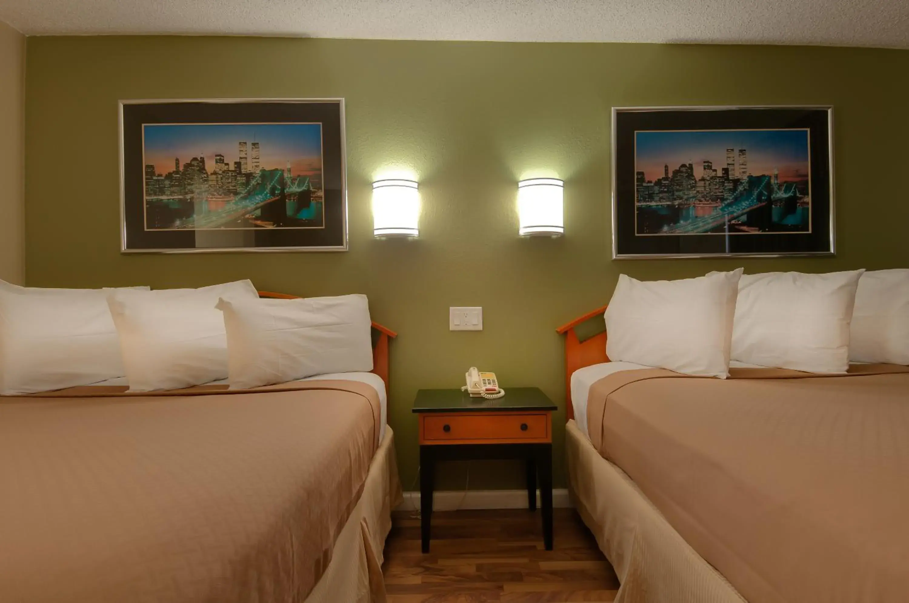 Deluxe Two Queen Kitchenette Smoking in Vagabond Inn Bakersfield North Deluxe Two Queen Kitchenette Smoking in Vagabond Inn Bakersfield North