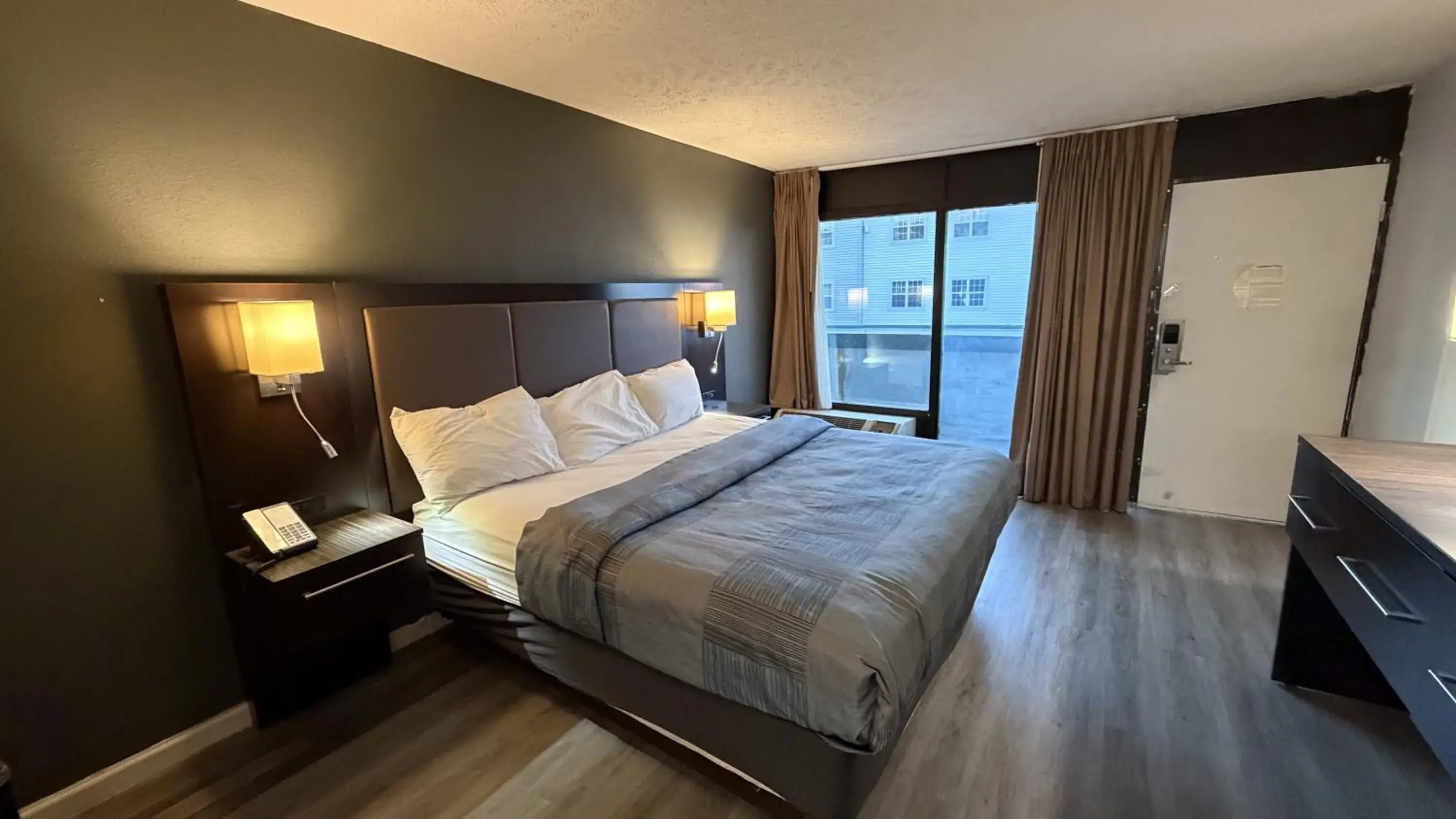 King Room - Non-Smoking in Wilkes-Barre Inn & Suites King Room - Non-Smoking in Wilkes-Barre Inn & Suites