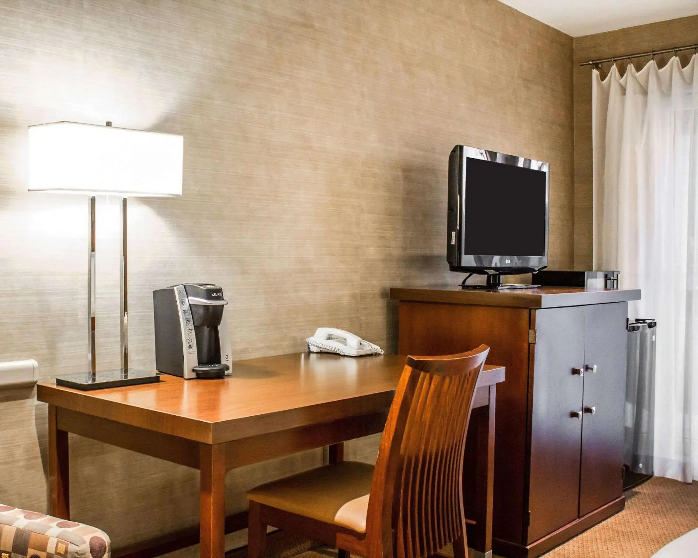 Accessible King Room - Courtyard View, Bath Tub in The Woodlands Inn Accessible King Room - Courtyard View, Bath Tub in The Woodlands Inn