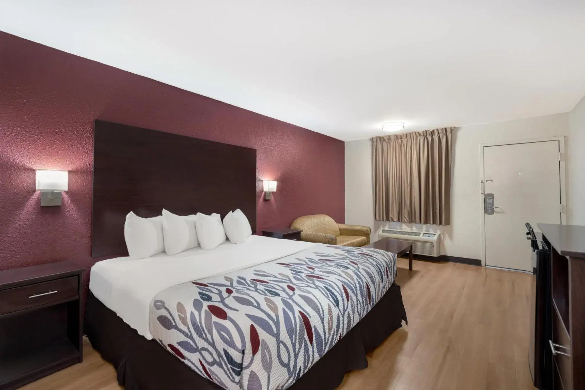 Deluxe King Room Disability Access Roll-In Shower Non-Smoking in Red Roof Inn Bishopville Deluxe King Room Disability Access Roll-In Shower Non-Smoking in Red Roof Inn Bishopville