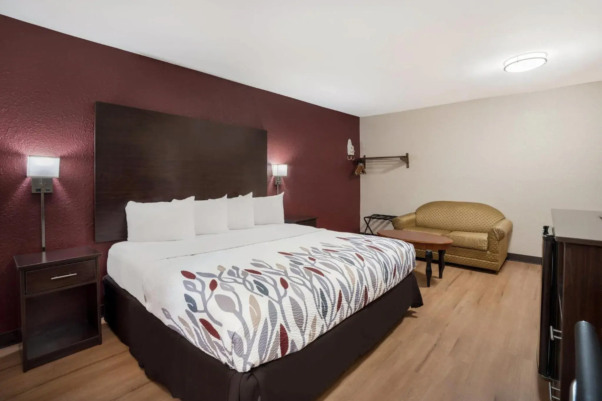 Superior King Room Smoking in Red Roof Inn Bishopville Superior King Room Smoking in Red Roof Inn Bishopville