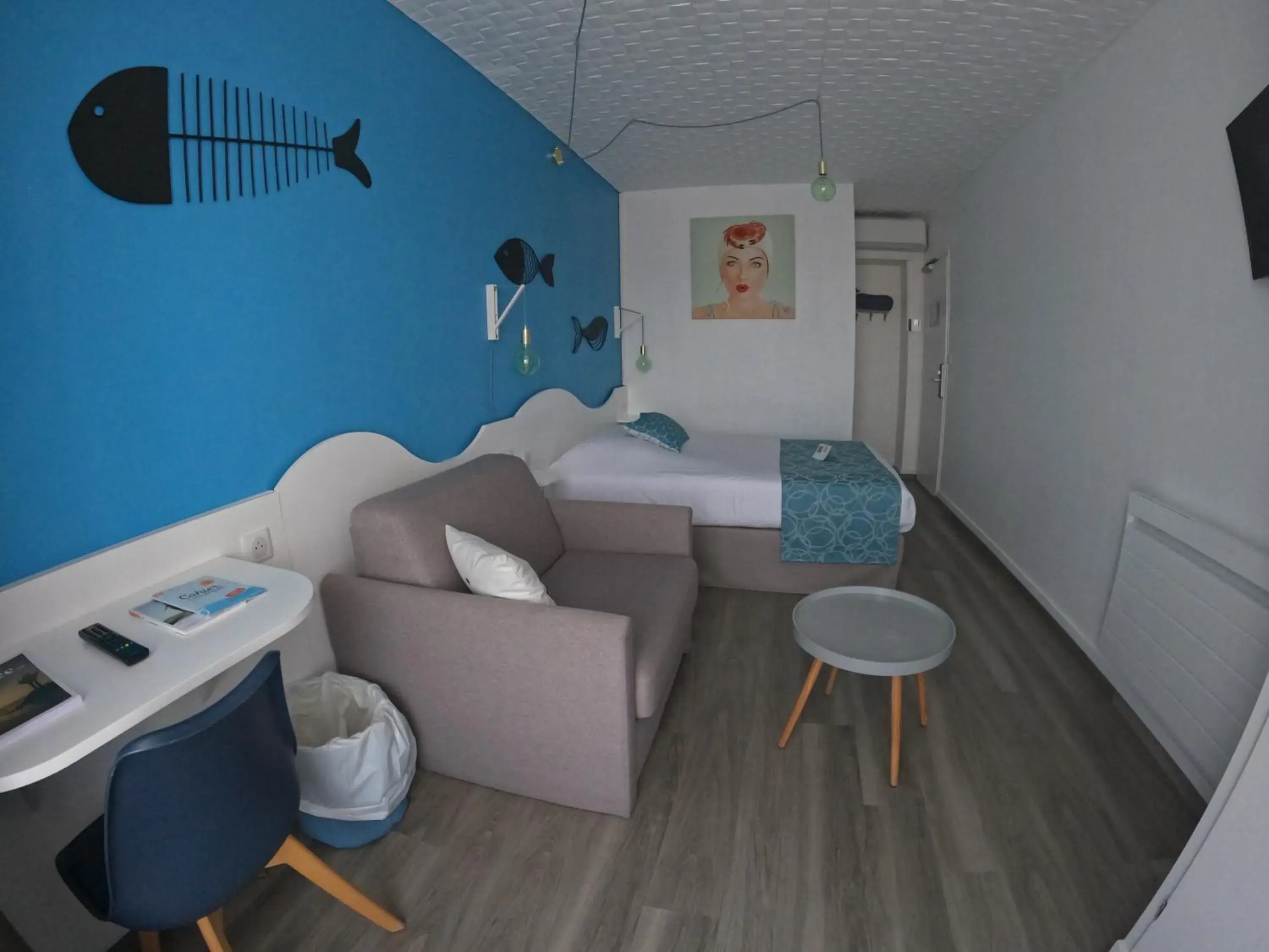 Triple Room (2 Adults + 1 Child) in Hôtel La Côte Océane- 250 m plage Triple Room (2 Adults + 1 Child) in Hôtel La Côte Océane- 250 m plage