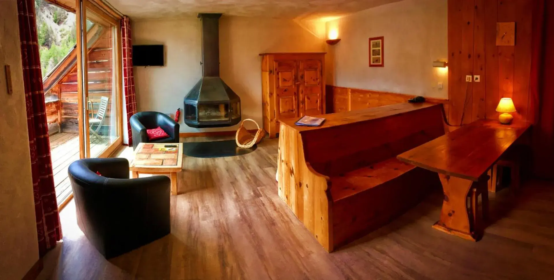 Family Suite with Balcony in Hôtel & Spa La Ferme de l'Izoard Family Suite with Balcony in Hôtel & Spa La Ferme de l'Izoard