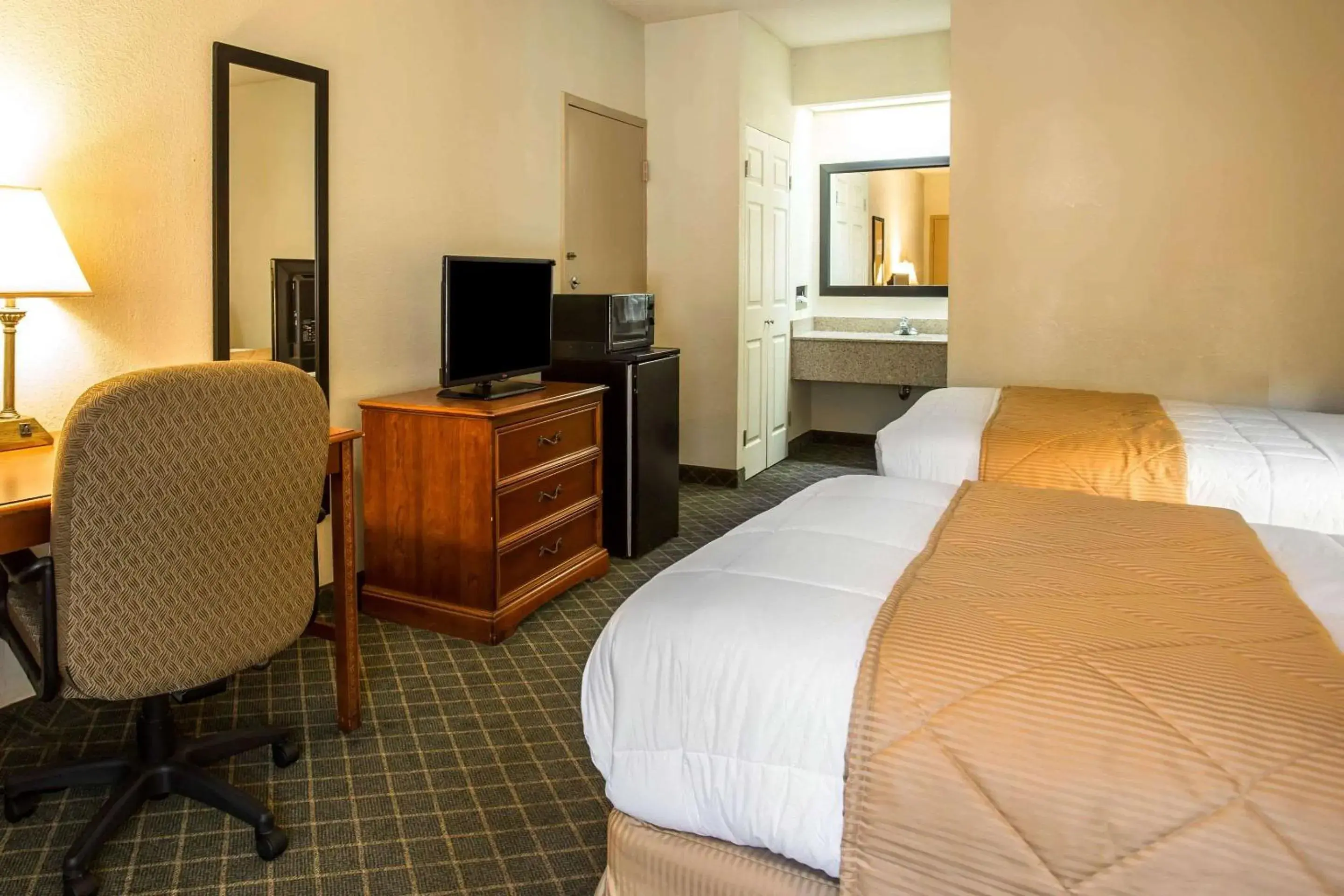 Double Room with Two Double Beds - Smoking in Clarion Inn & Suites Aiken South Double Room with Two Double Beds - Smoking in Clarion Inn & Suites Aiken South