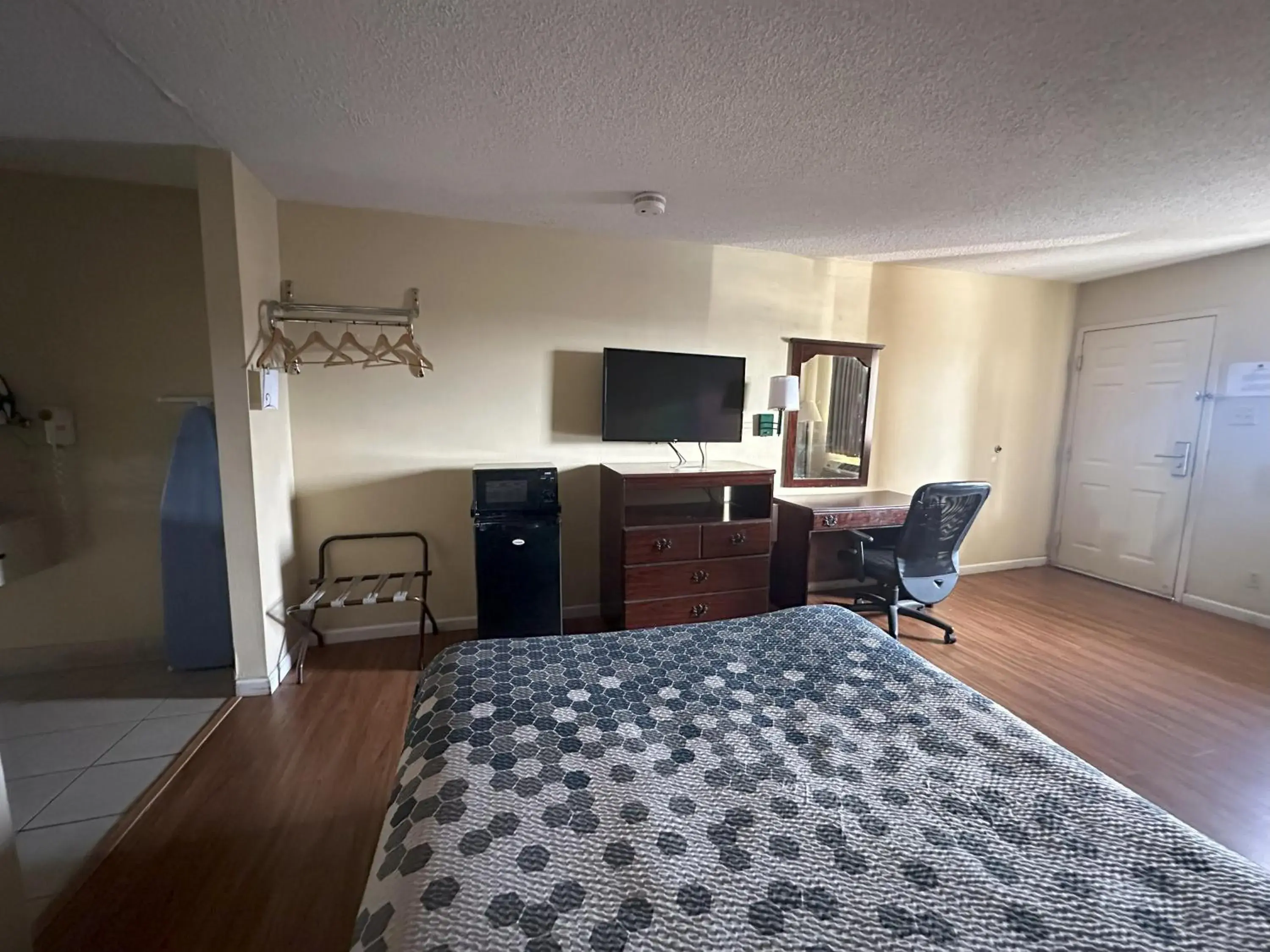 Queen Room Smoking in Econo Lodge Inn & Suites Southeast Queen Room Smoking in Econo Lodge Inn & Suites Southeast