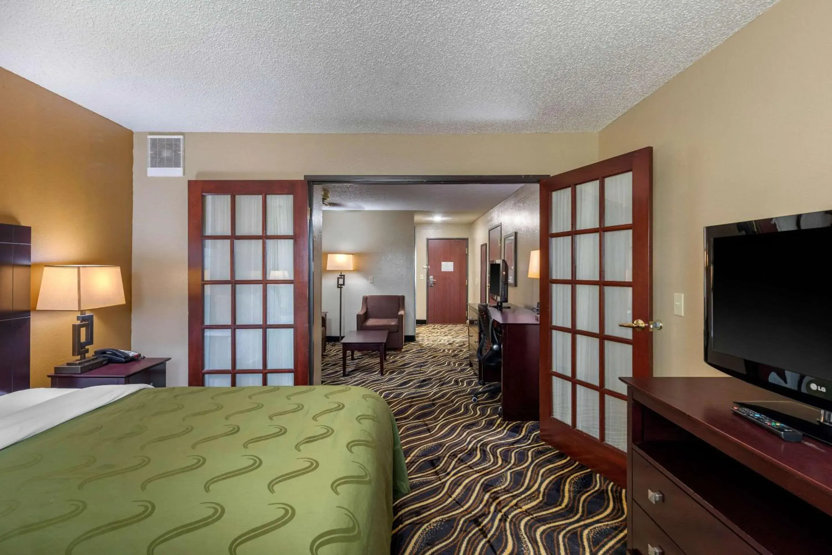 King Suite - Non-Smoking in Quality Suites Addison-Dallas King Suite - Non-Smoking in Quality Suites Addison-Dallas