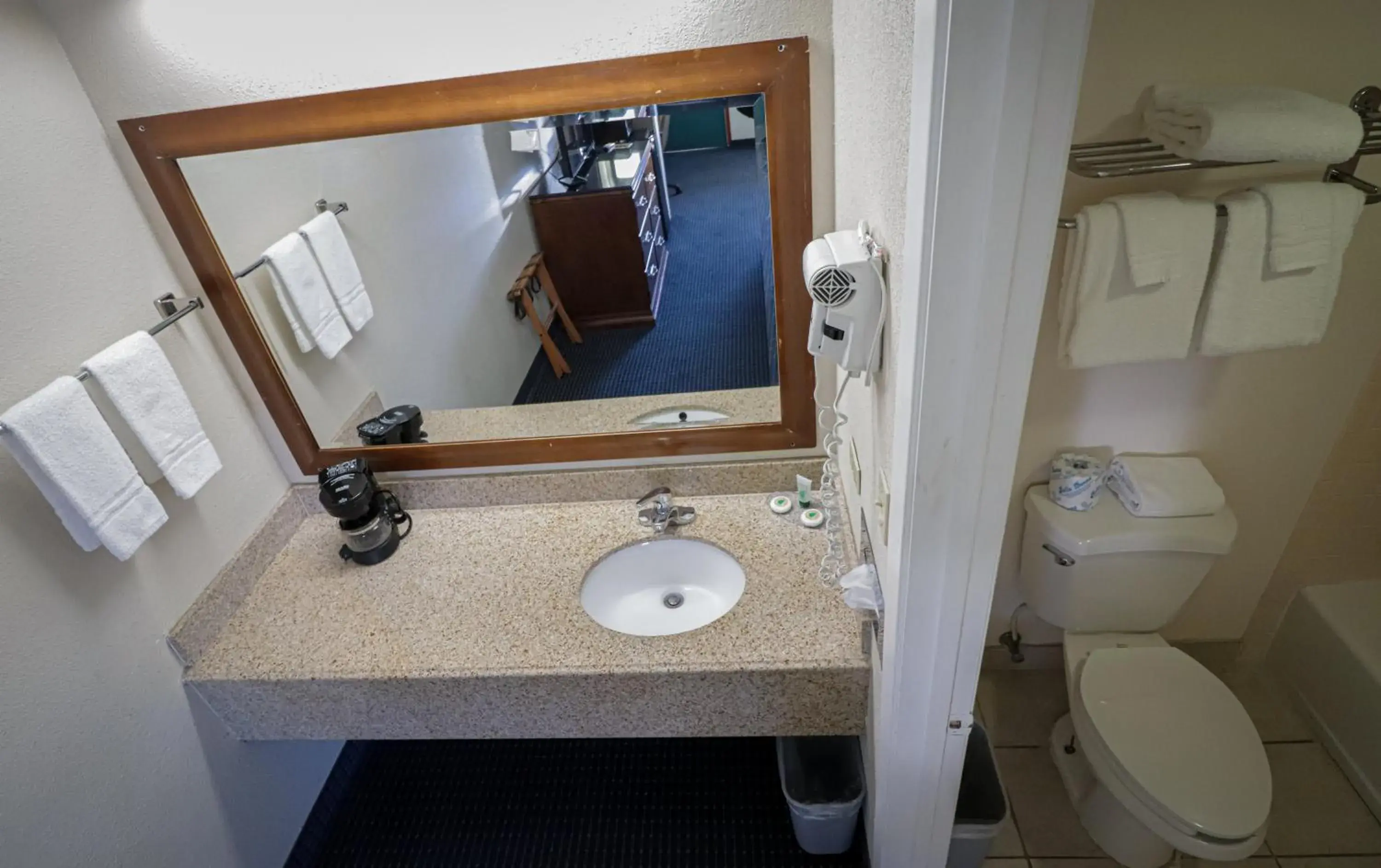 Deluxe King Room in University Inn & Suites Deluxe King Room in University Inn & Suites