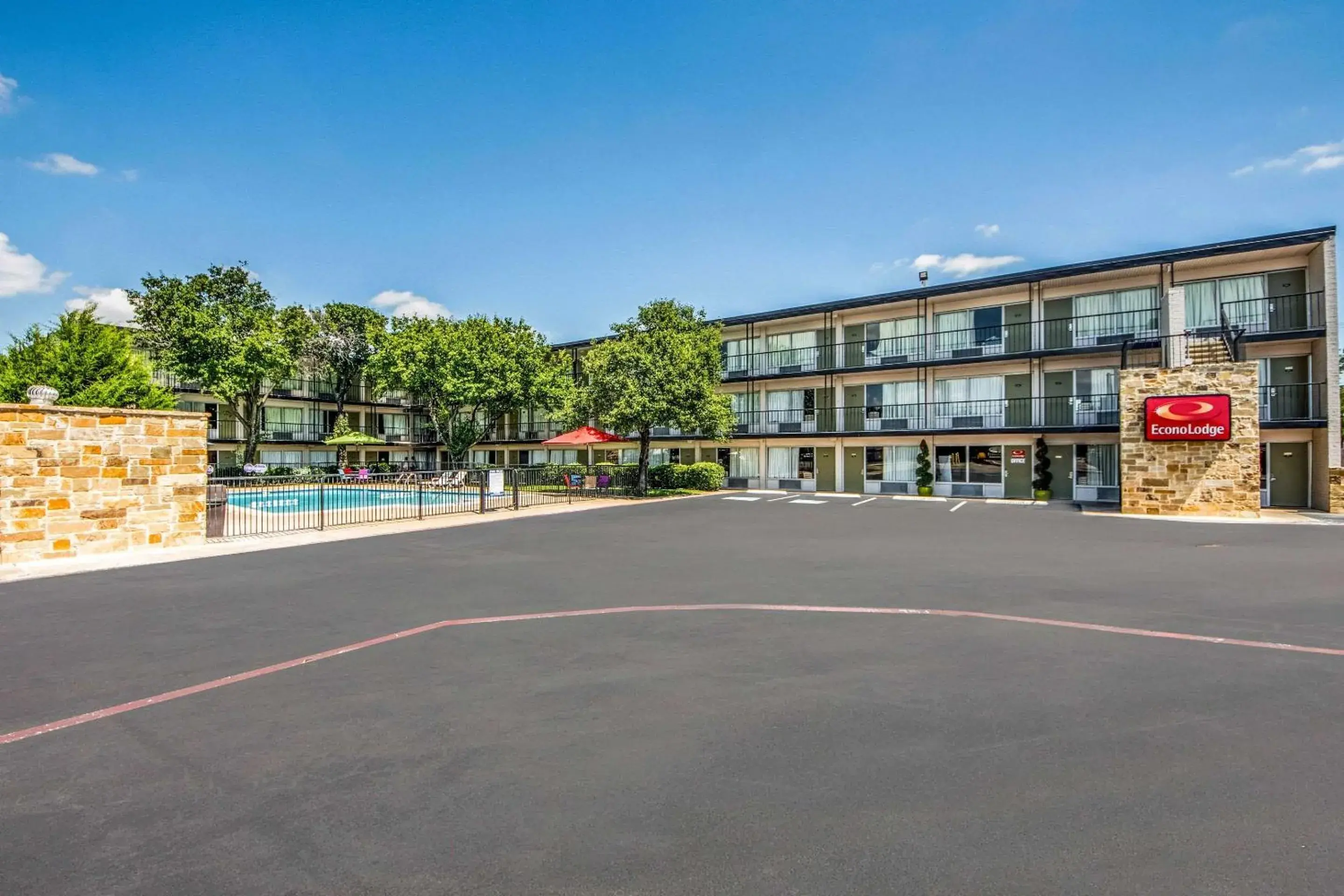 Property Building in Econo Lodge Airport I-35 North Property Building in Econo Lodge Airport I-35 North