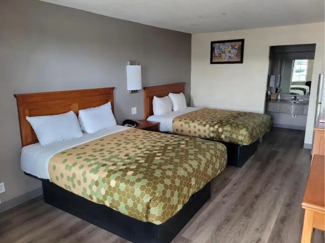 Queen Room with Two Queen Beds - Smoking in Econo Lodge Temple Queen Room with Two Queen Beds - Smoking in Econo Lodge Temple