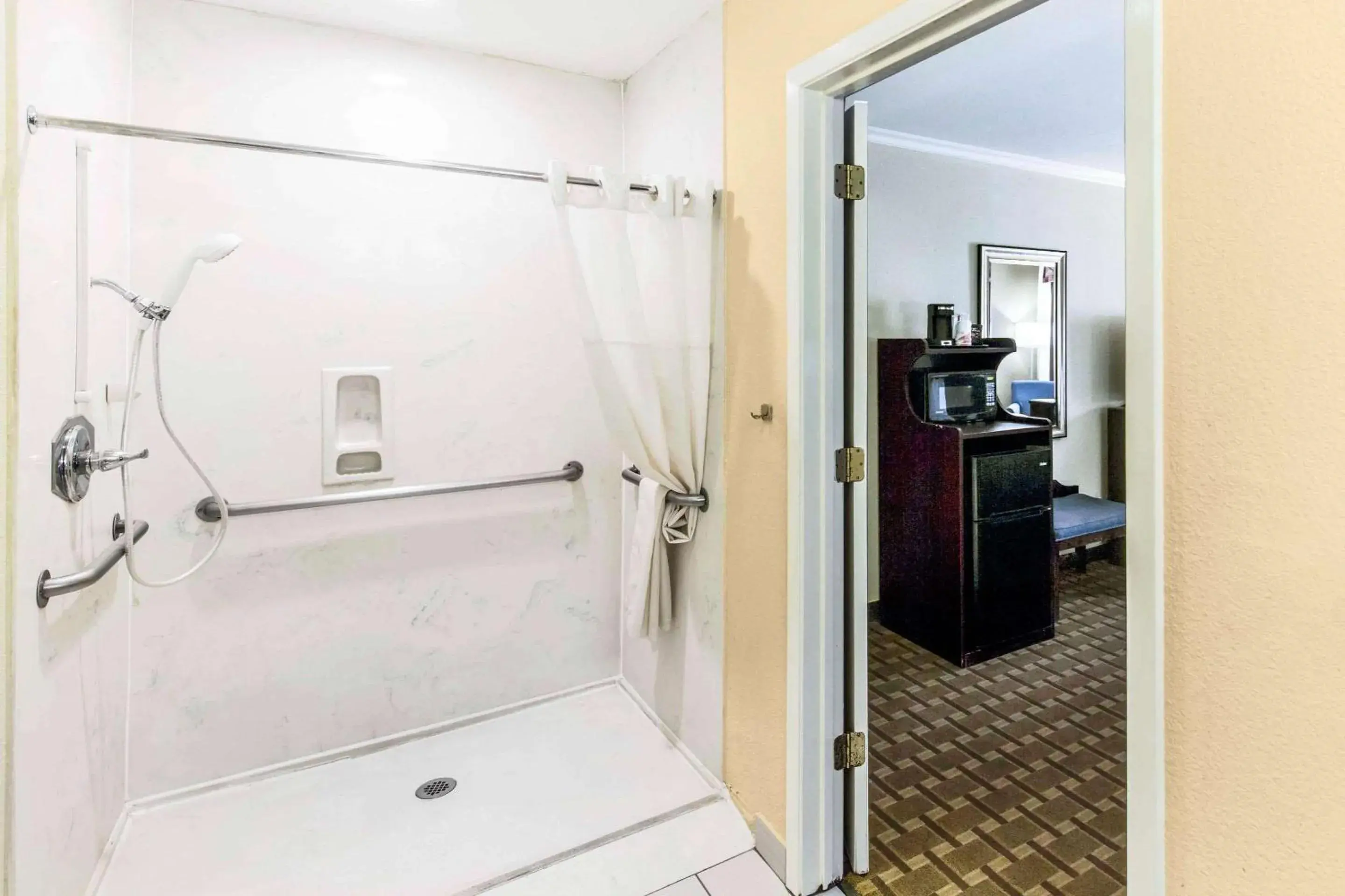 King Room - Accessible/Non-Smoking in Quality Inn & Suites King Room - Accessible/Non-Smoking in Quality Inn & Suites