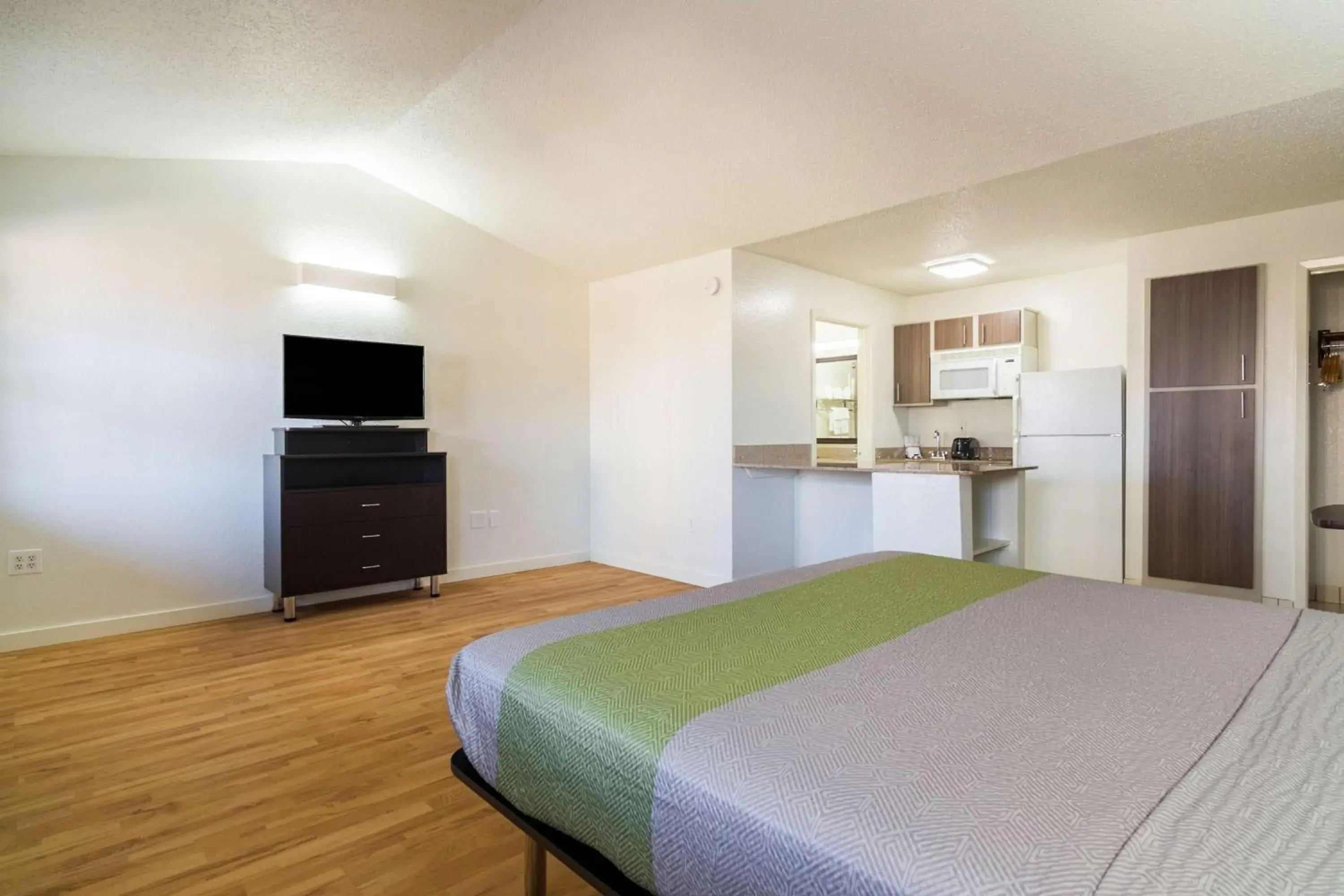 King Room - single occupancy - Disability Access - Non-Smoking in Studio 6-Plano, TX - Dallas - Plano Medical Center King Room - single occupancy - Disability Access - Non-Smoking in Studio 6-Plano, TX - Dallas - Plano Medical Center
