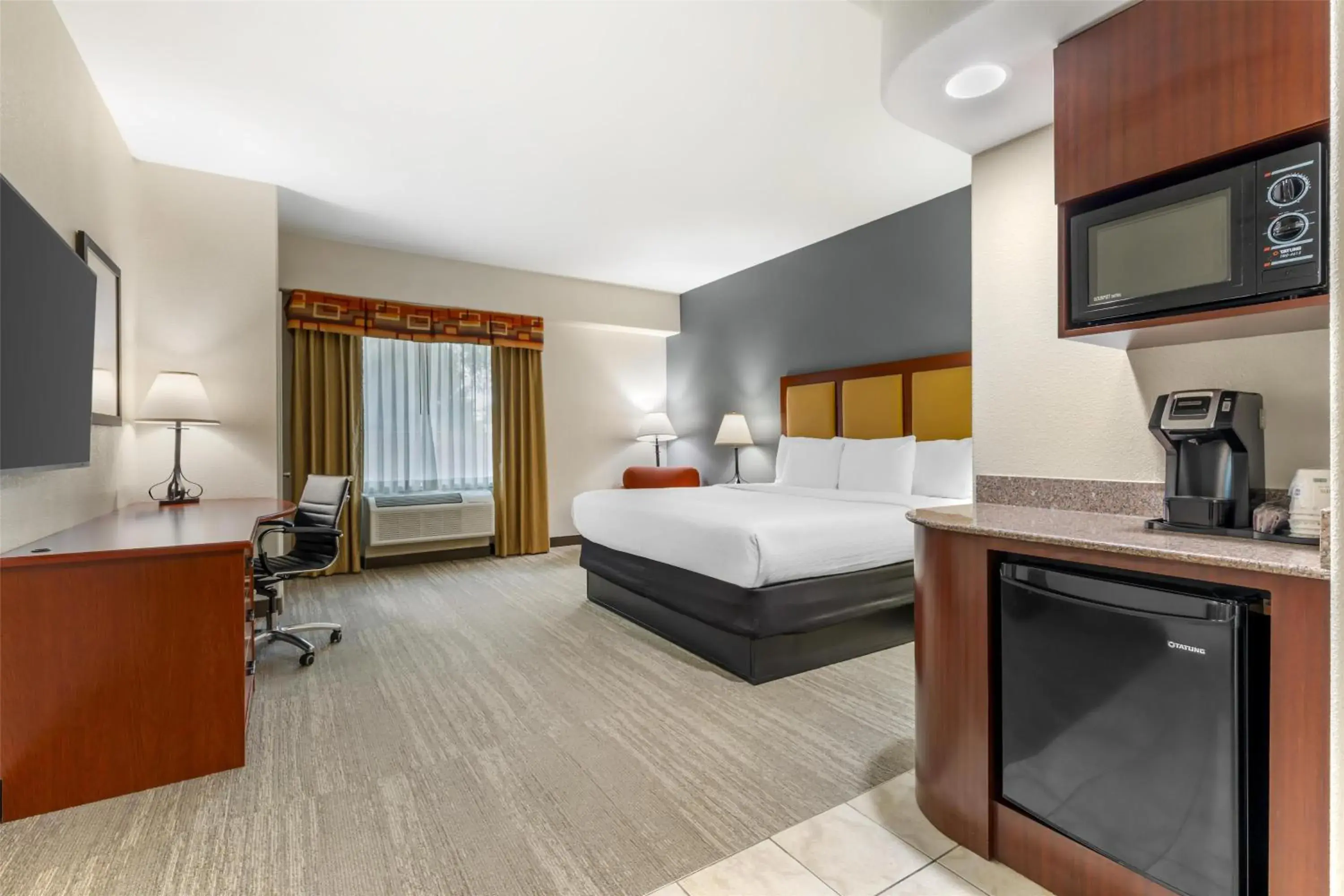 King Room with Mobility Accessible Tub in Best Western Plus Waxahachie Inn & Suites King Room with Mobility Accessible Tub in Best Western Plus Waxahachie Inn & Suites