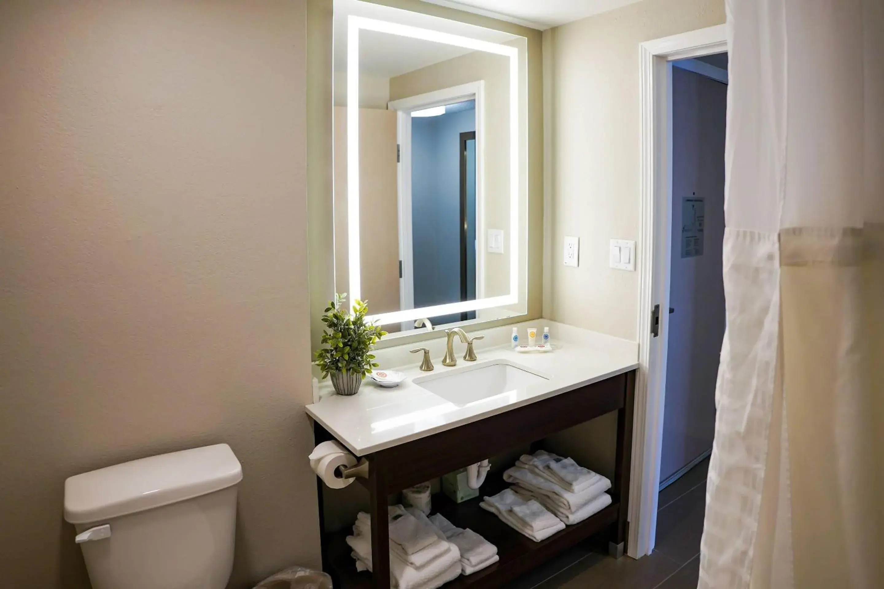 Premium Double Queen Suite in Comfort Suites Chincoteague Island Bayfront Resort Premium Double Queen Suite in Comfort Suites Chincoteague Island Bayfront Resort