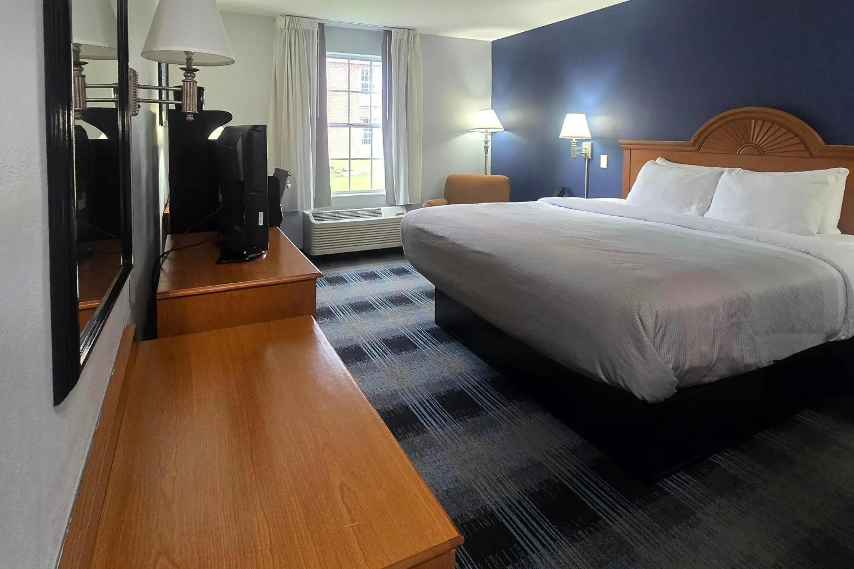 King Room - Non-Smoking in Quality Inn Dublin I-81 King Room - Non-Smoking in Quality Inn Dublin I-81