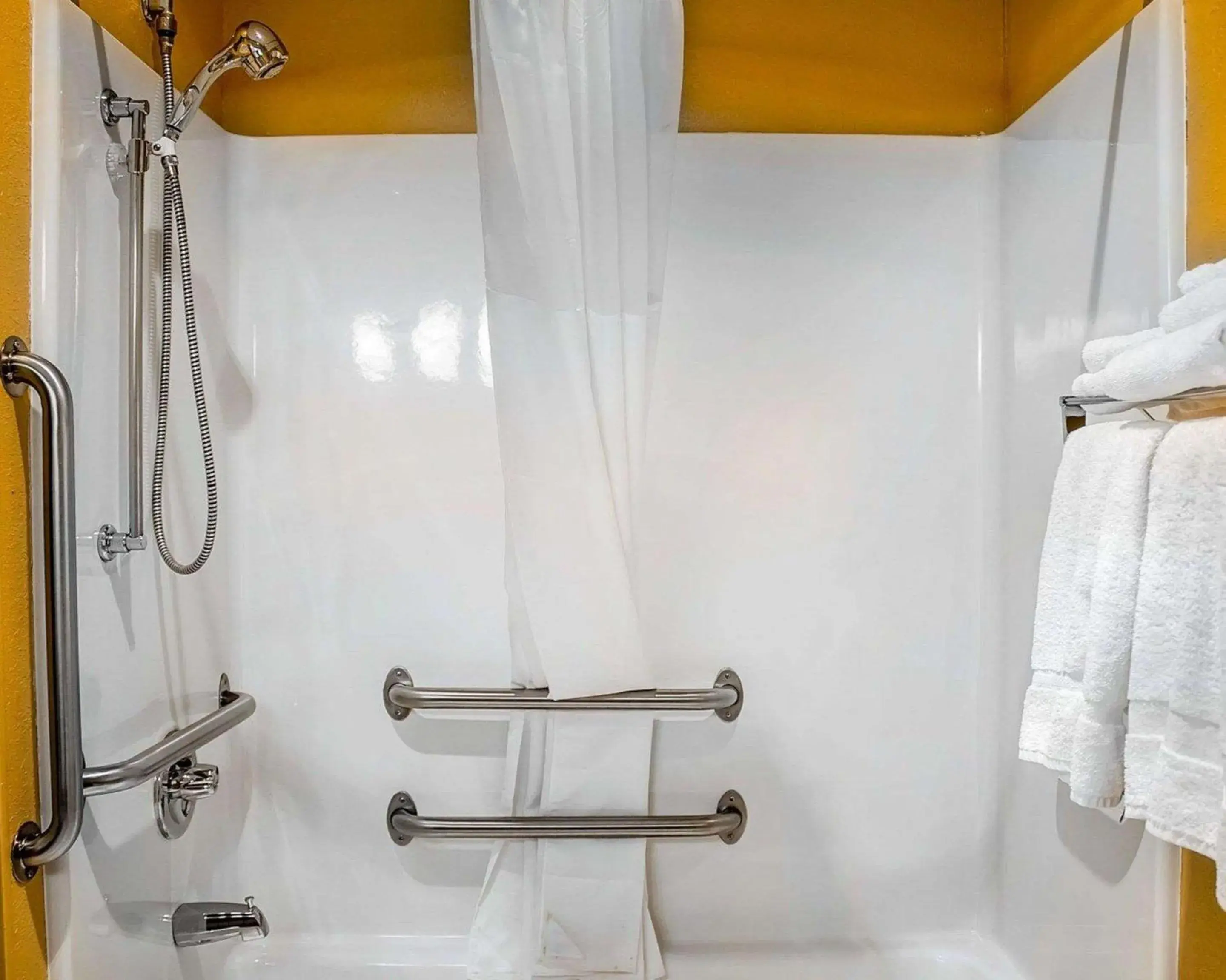 King Room - Disability Access/Non-Smoking in Quality Inn Manitowoc King Room - Disability Access/Non-Smoking in Quality Inn Manitowoc