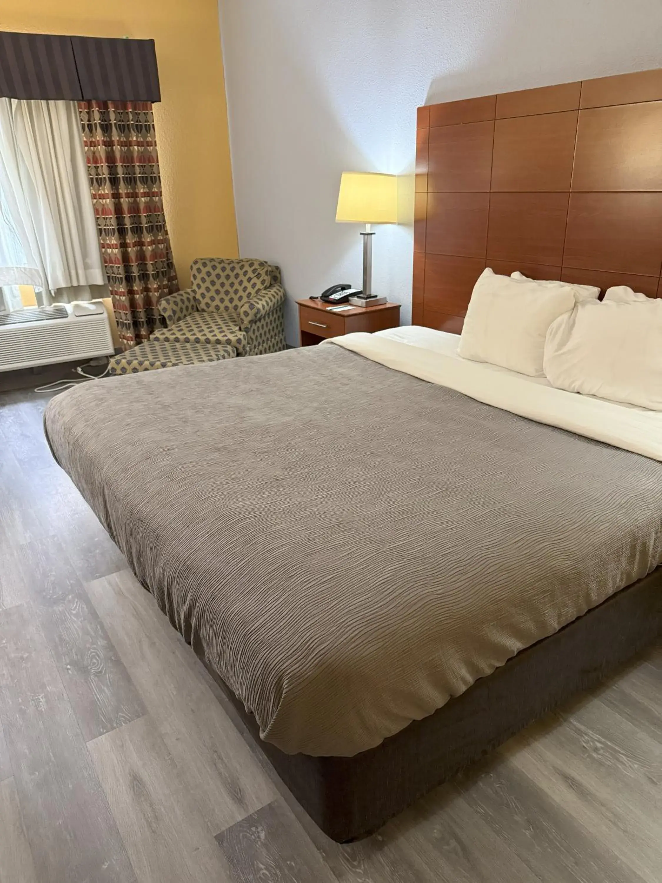 King Room - Non-Smoking in Quality Inn Manitowoc King Room - Non-Smoking in Quality Inn Manitowoc