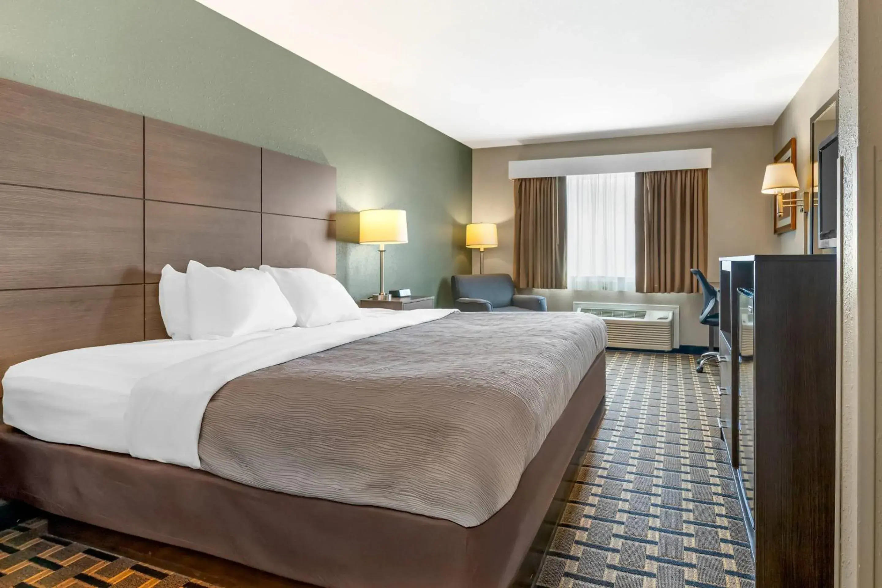 King Room - Non-Smoking in Quality Inn Mauston I-90 King Room - Non-Smoking in Quality Inn Mauston I-90