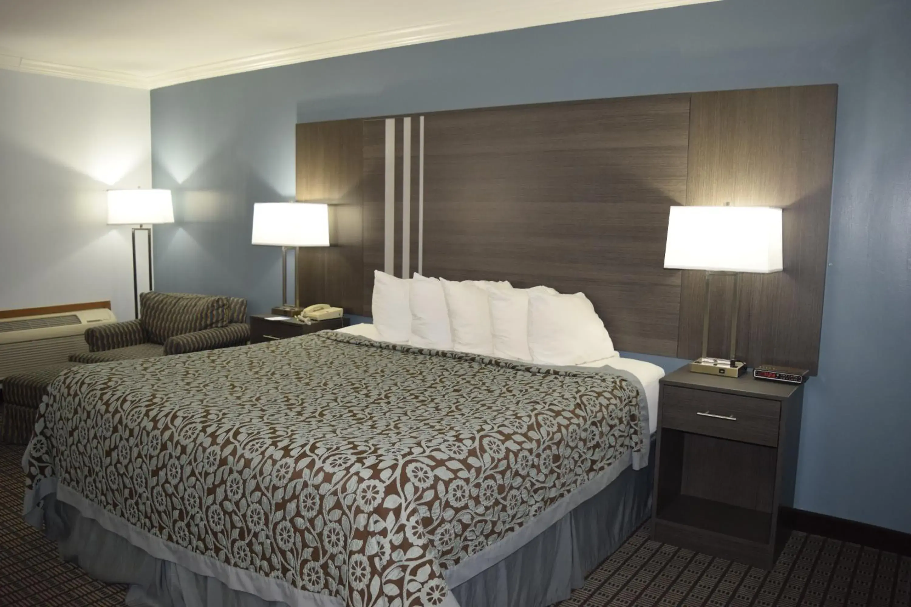 Deluxe King Room - Non-Smoking in Days Inn by Wyndham Rock Falls Deluxe King Room - Non-Smoking in Days Inn by Wyndham Rock Falls