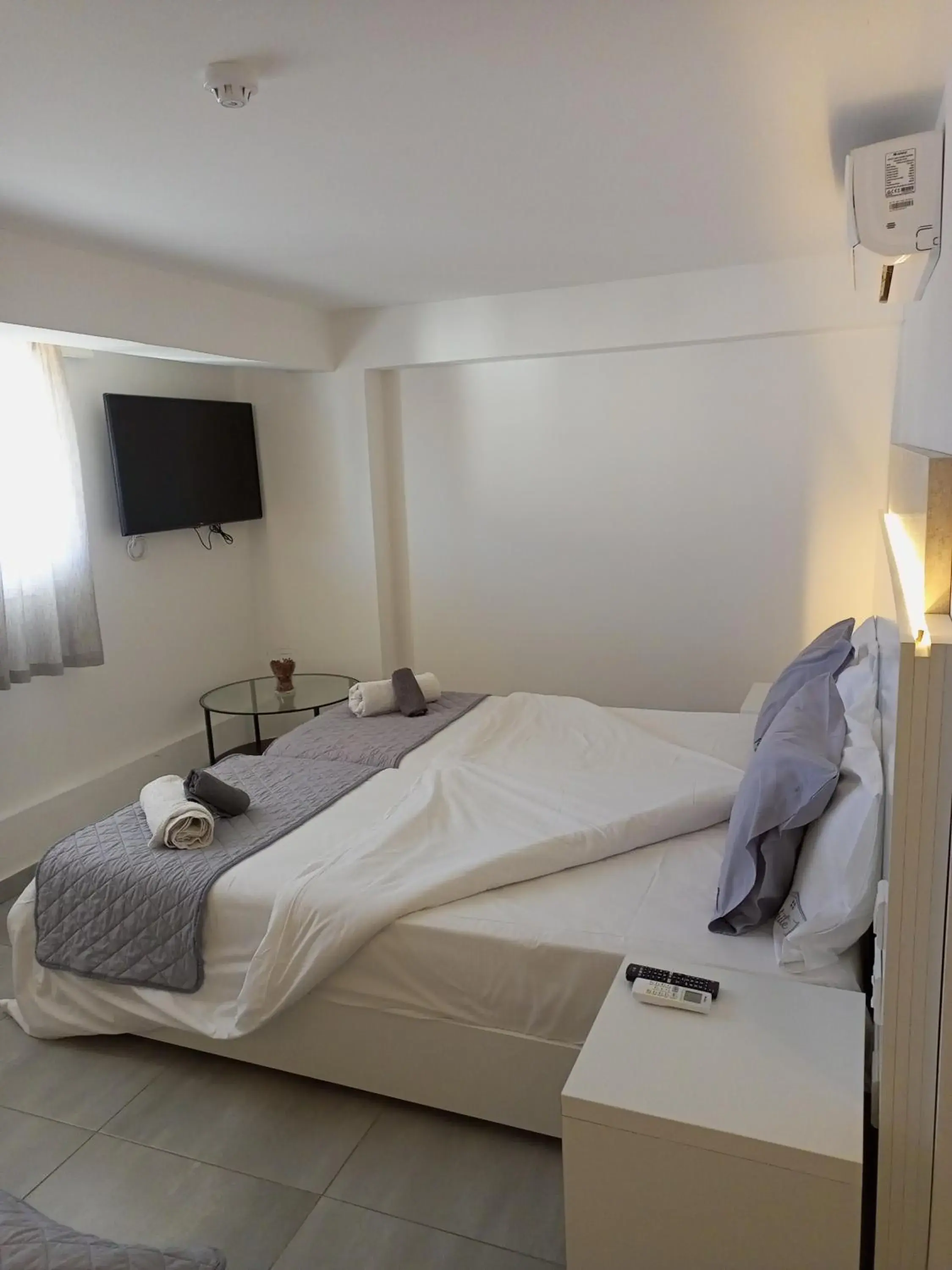 Studio in White 11 Studio in White 11