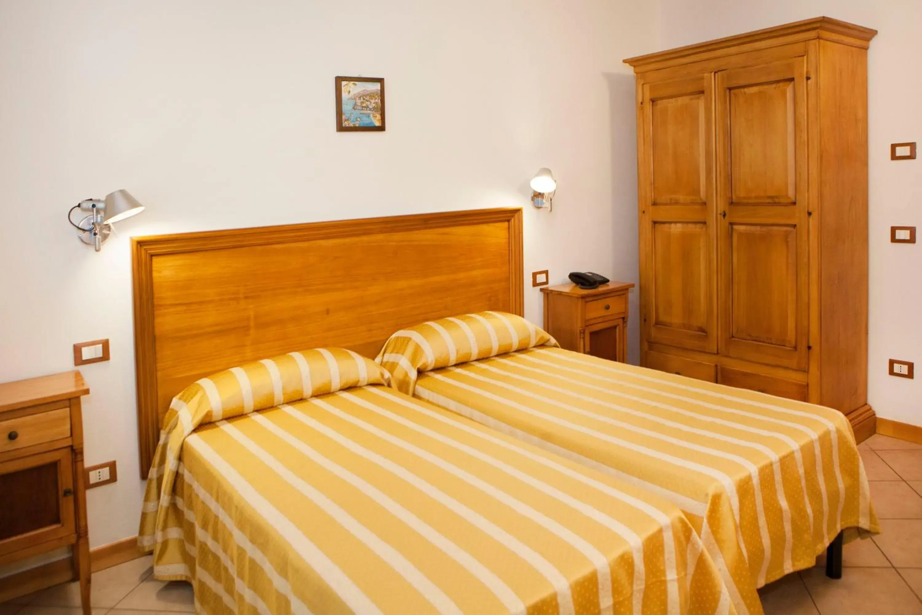 Twin Room with Private Bathroom in Hotel Casanova Twin Room with Private Bathroom in Hotel Casanova