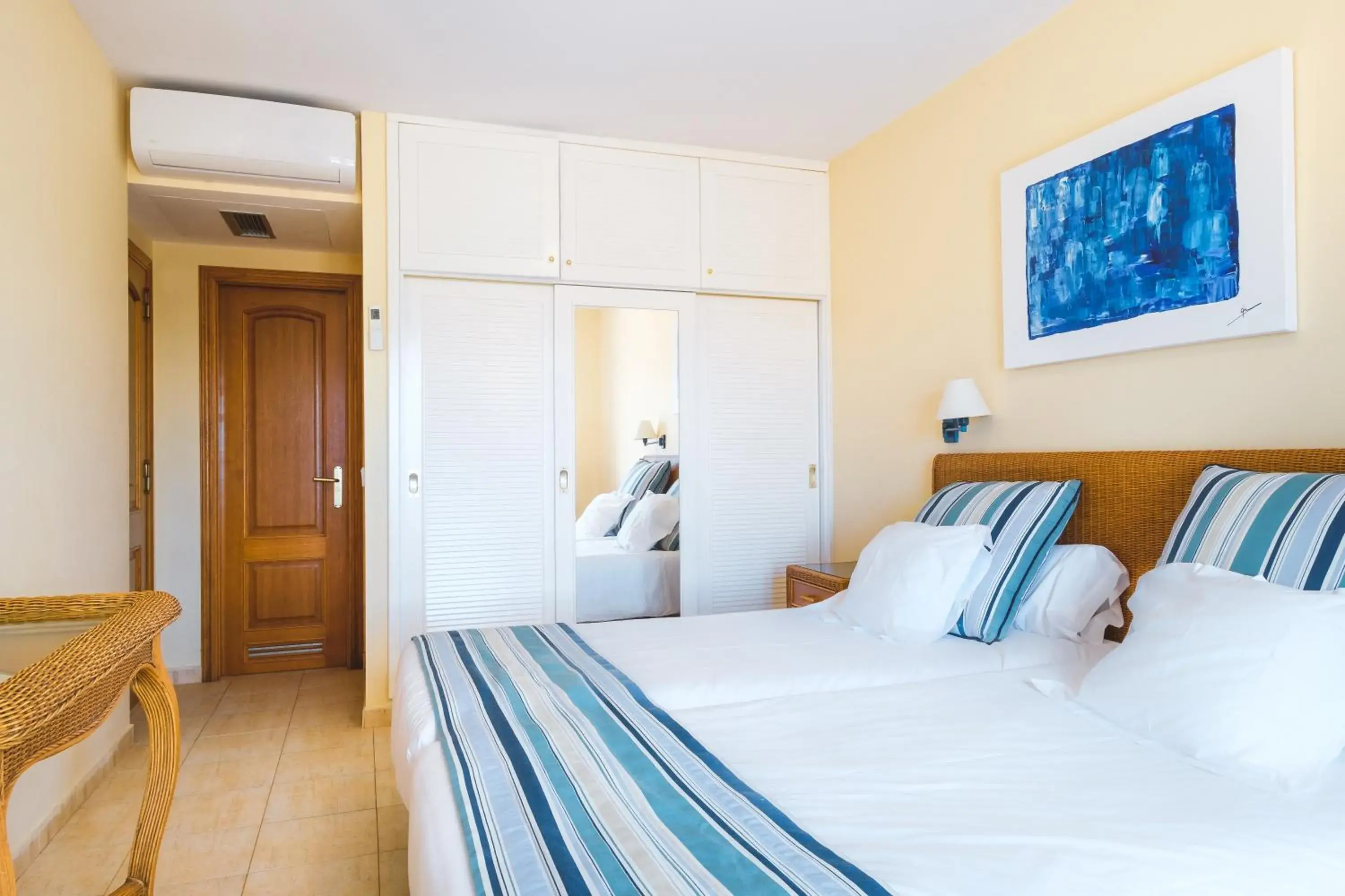 Two-Bedroom Apartment with Hot Tub (2 Adults + 1 Child) in Apartamentos LIVVO Coloradamar Two-Bedroom Apartment with Hot Tub (2 Adults + 1 Child) in Apartamentos LIVVO Coloradamar