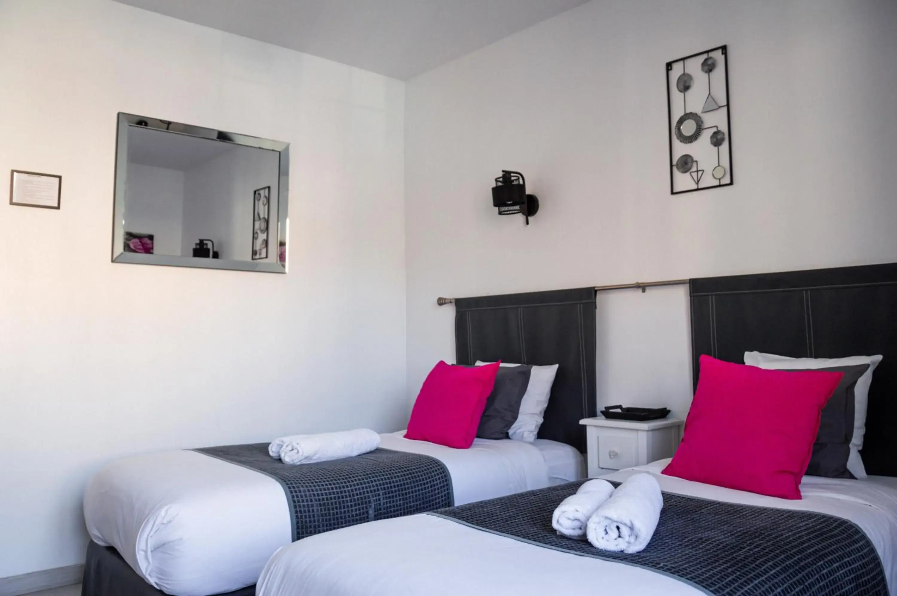 Comfort Twin Room in Hôtel Le Tivoli Comfort Twin Room in Hôtel Le Tivoli