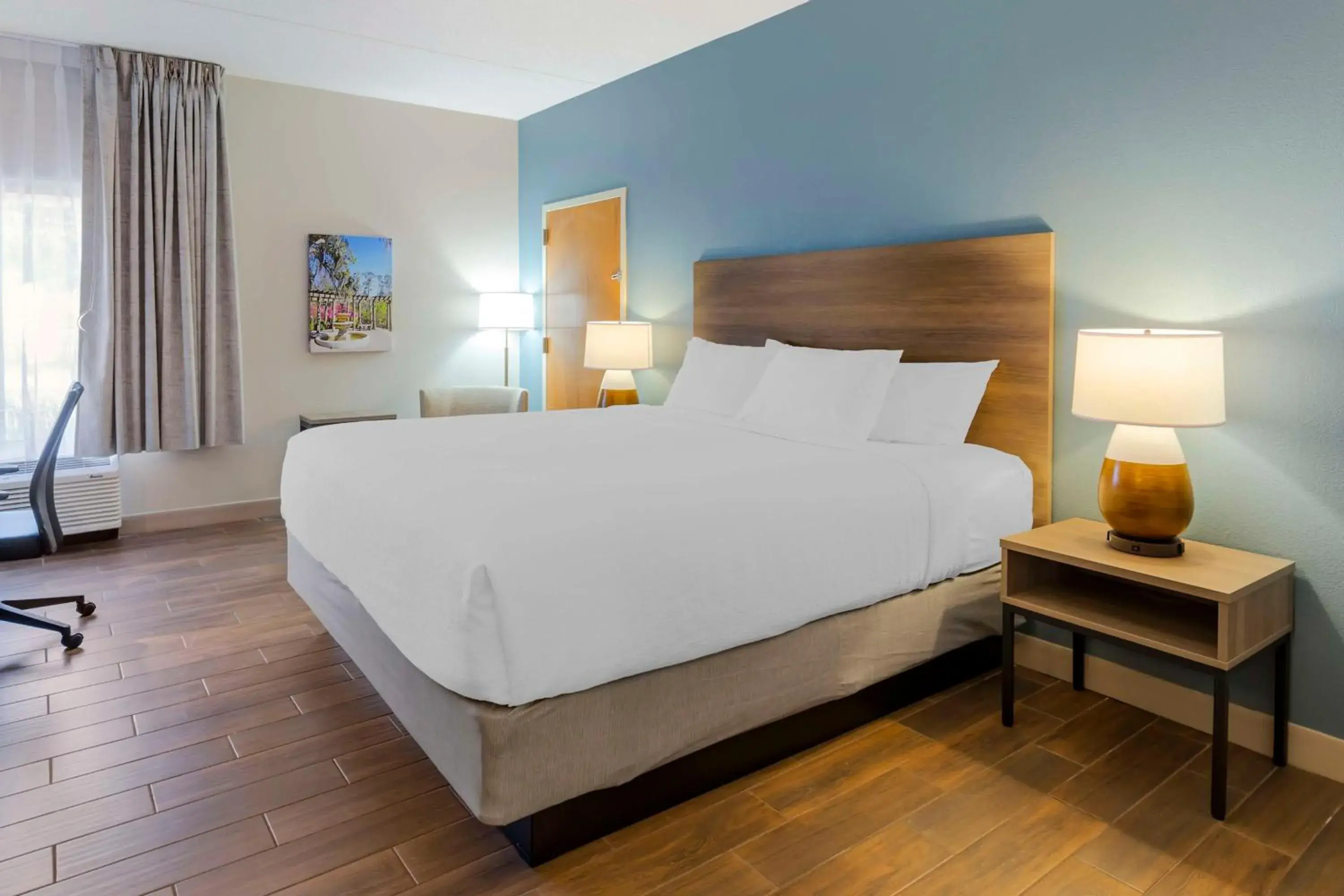 King Room with Roll-in Shower - Mobility/Communication Access/Non-Smoking in Best Western Plus Wilmington / Wrightsville Beach King Room with Roll-in Shower - Mobility/Communication Access/Non-Smoking in Best Western Plus Wilmington / Wrightsville Beach