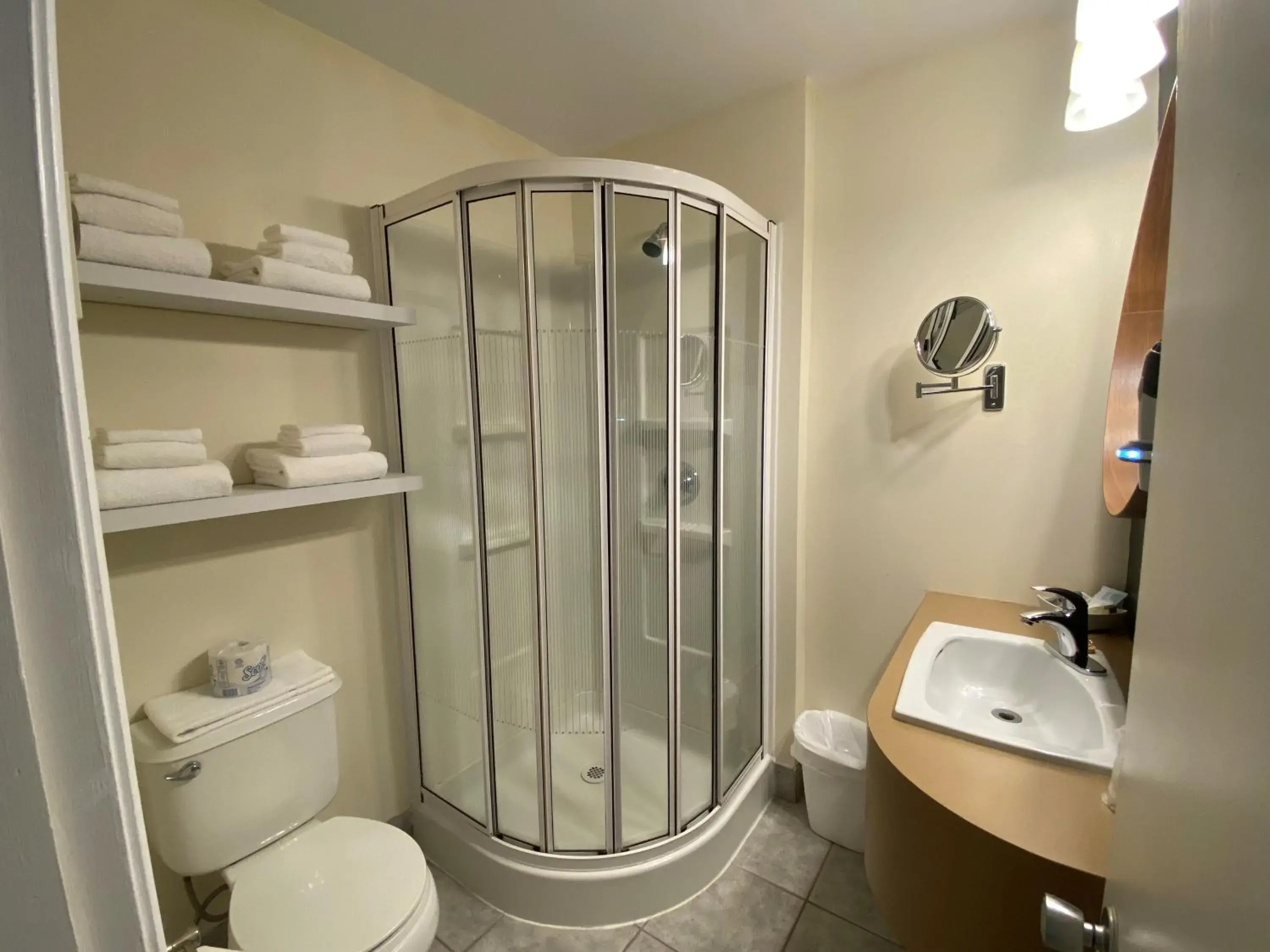 Economy Double Room with Two Double Beds in Hôtel Centre-Ville Economy Double Room with Two Double Beds in Hôtel Centre-Ville