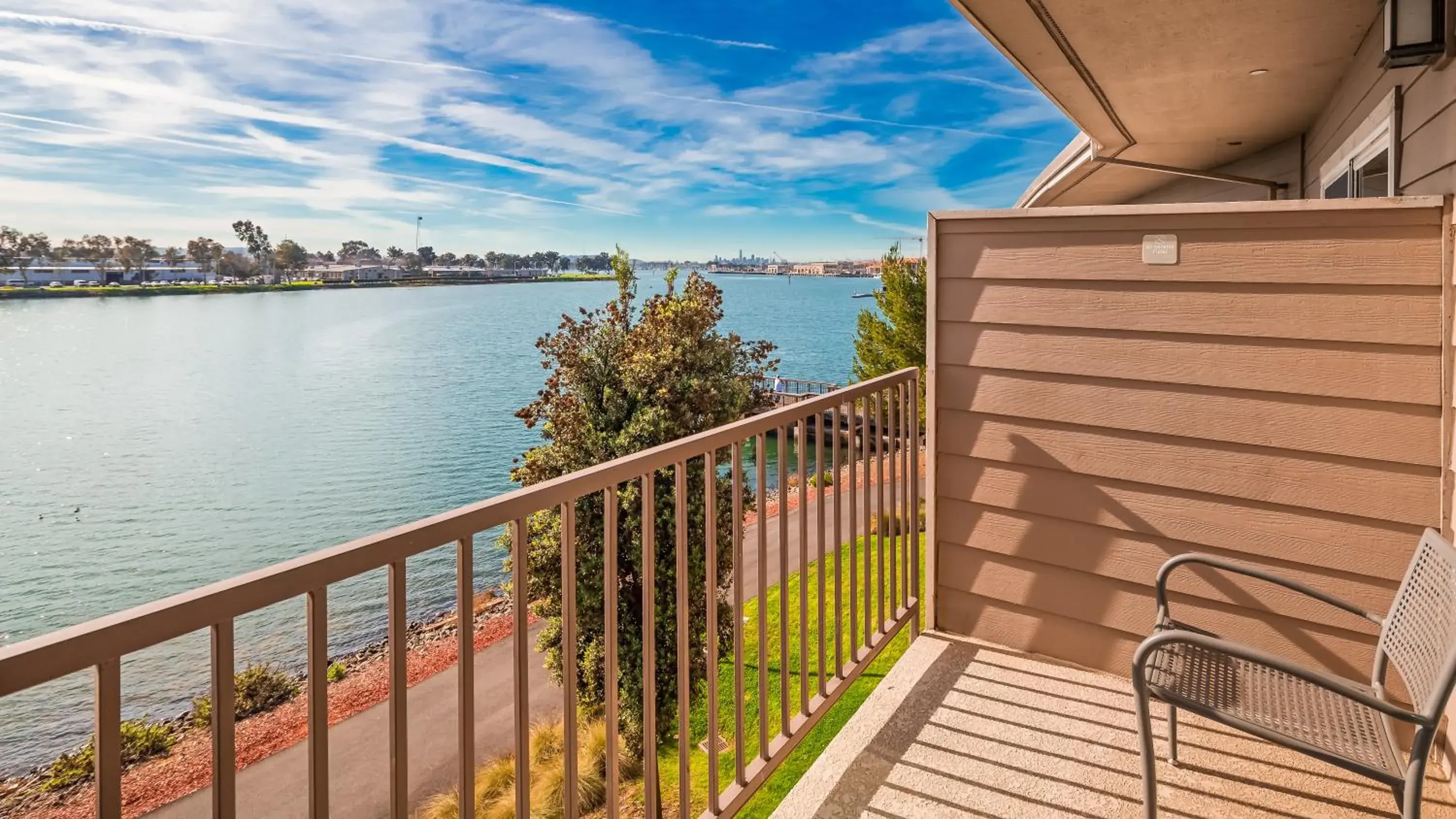 King Room with Water View in Executive Inn & Suites Oakland King Room with Water View in Executive Inn & Suites Oakland