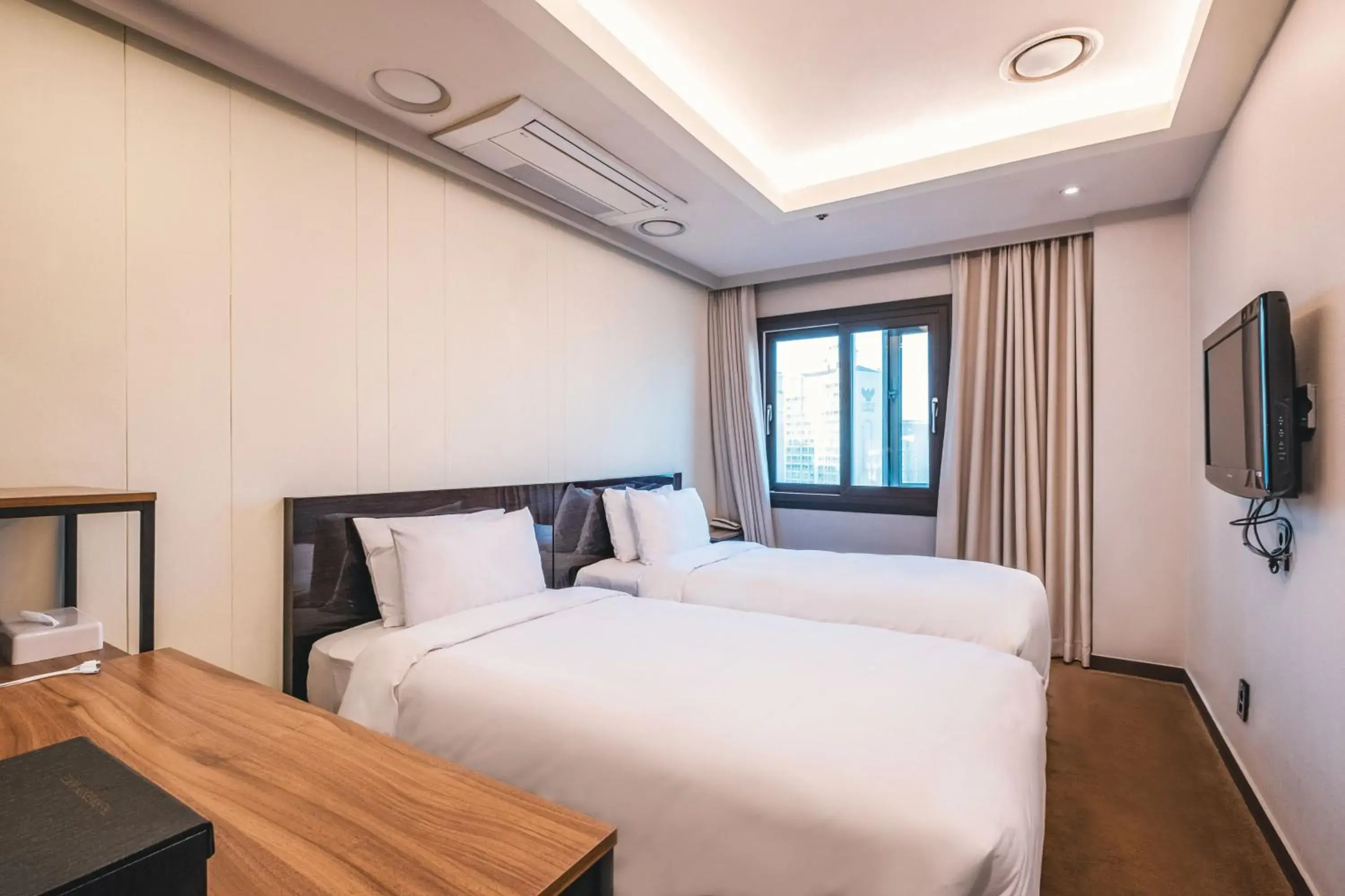 Superior Twin Room with City View in The Riverside Hotel Superior Twin Room with City View in The Riverside Hotel