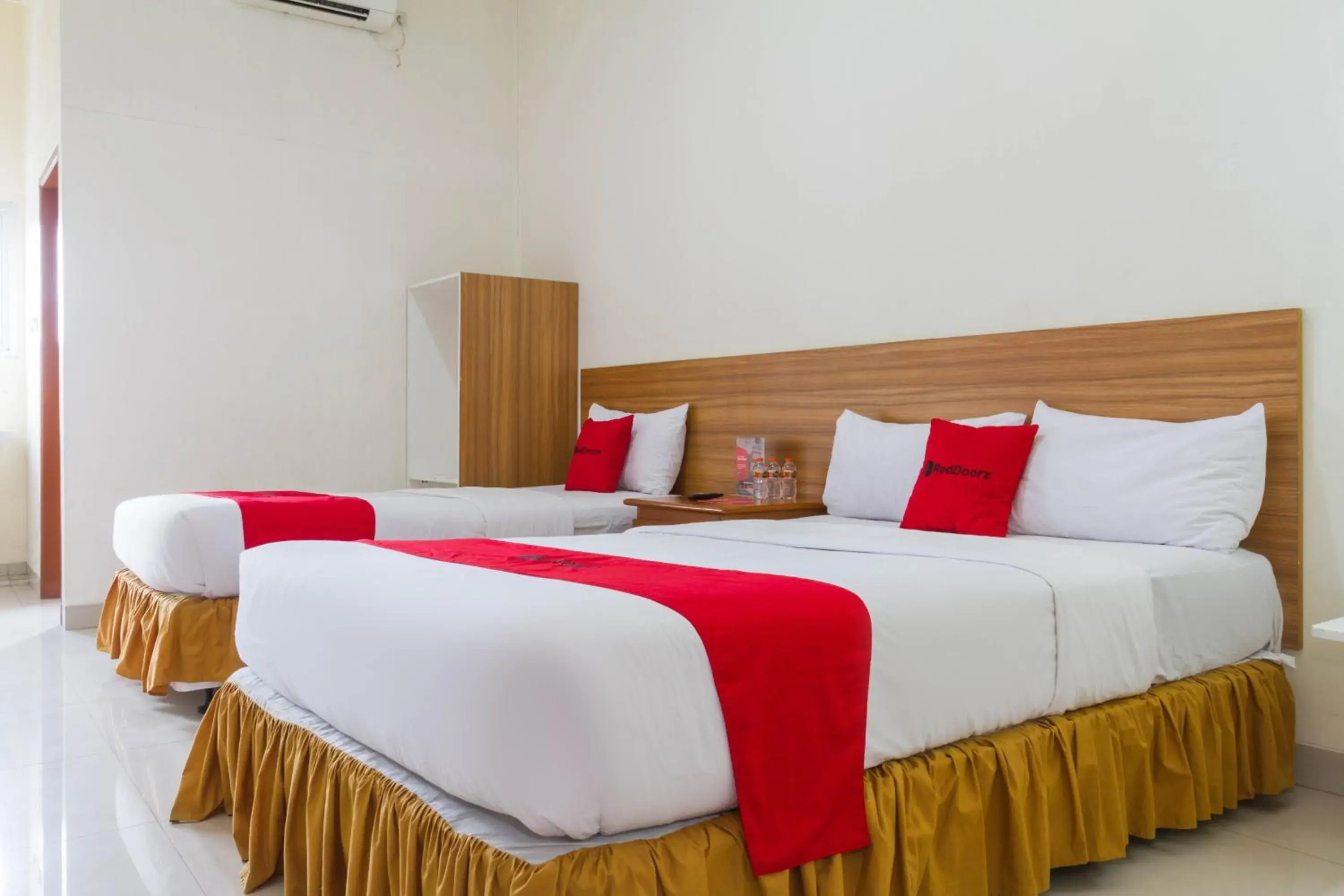 Superior Twin Room in RedDoorz Plus @ Surapati 2 Superior Twin Room in RedDoorz Plus @ Surapati 2