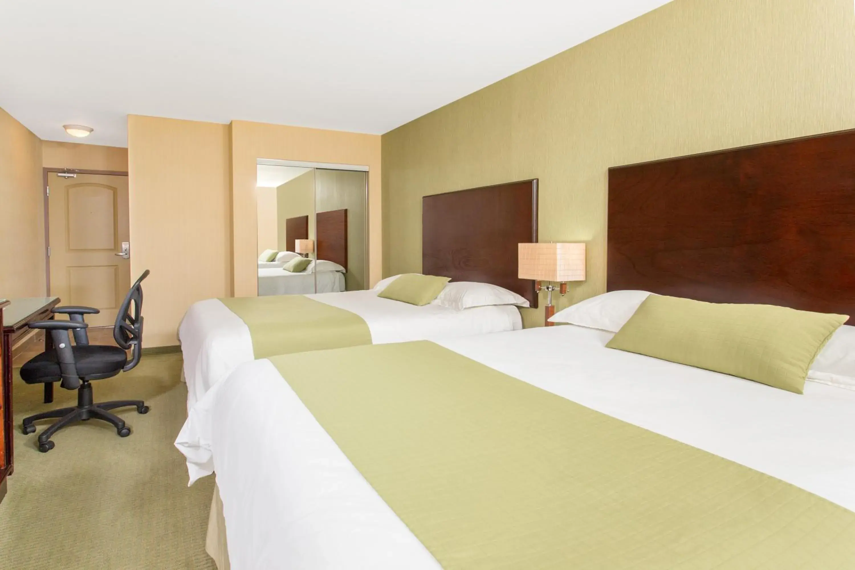 Queen Room with Two Queen Beds - Non-Smoking in Ramada by Wyndham Williams Lake Queen Room with Two Queen Beds - Non-Smoking in Ramada by Wyndham Williams Lake