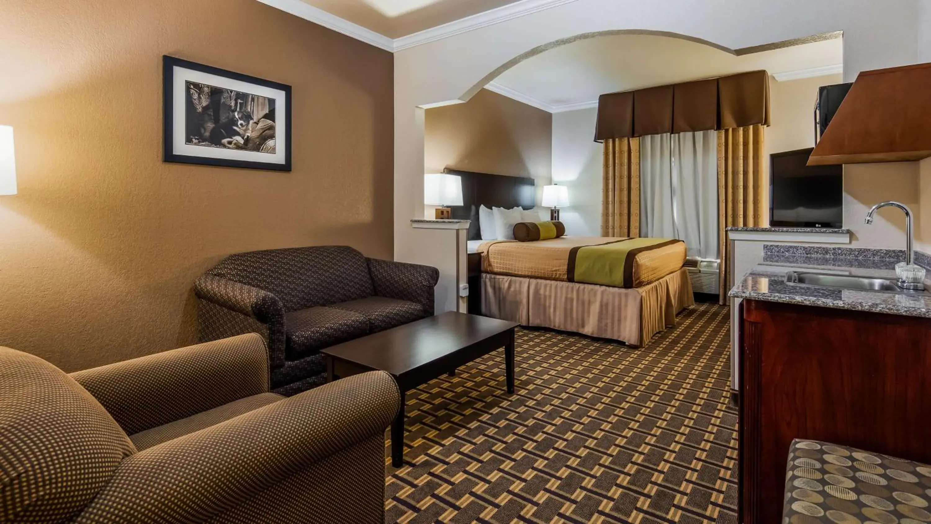 King Suite with Sofa Bed and Wet Bar - Non-Smoking in Best Western Plus Cutting Horse Inn & Suites King Suite with Sofa Bed and Wet Bar - Non-Smoking in Best Western Plus Cutting Horse Inn & Suites