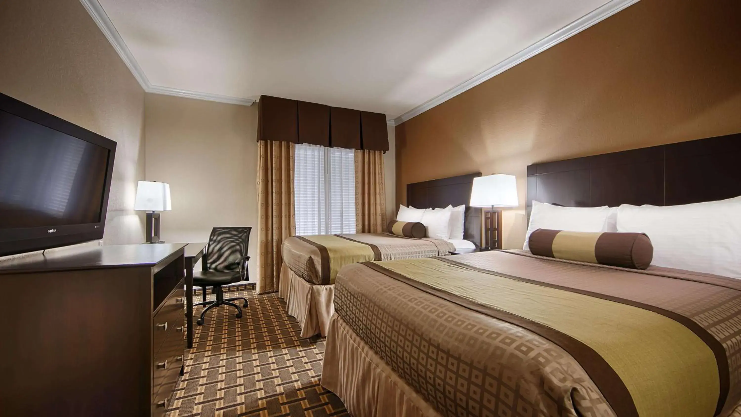 Queen Room with Two Queen Beds and Wet Bar - Non-Smoking in Best Western Plus Cutting Horse Inn & Suites Queen Room with Two Queen Beds and Wet Bar - Non-Smoking in Best Western Plus Cutting Horse Inn & Suites