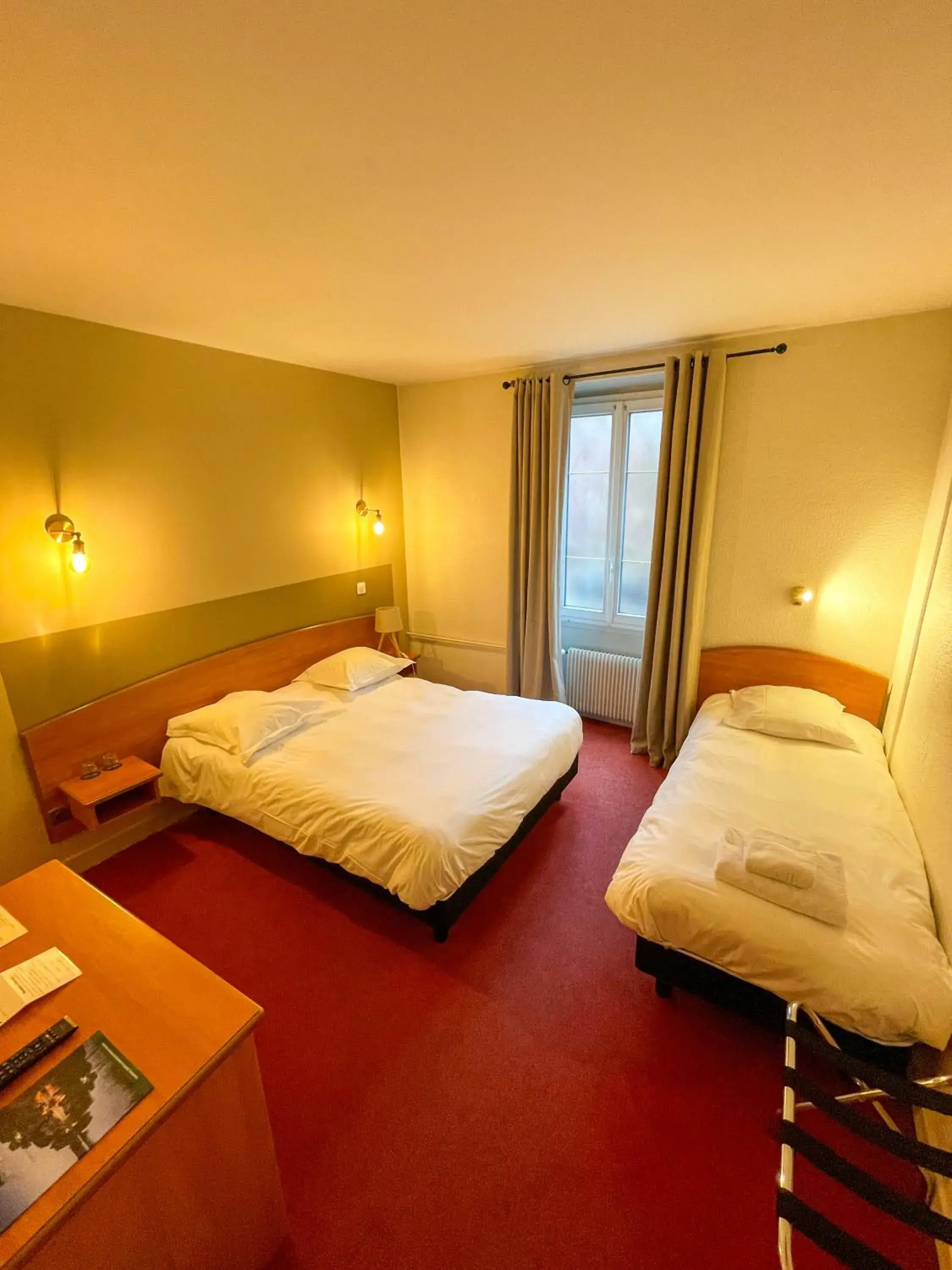 Classic Triple Room in Hotel Beaulieu Lyon Charbonnières Classic Triple Room in Hotel Beaulieu Lyon Charbonnières