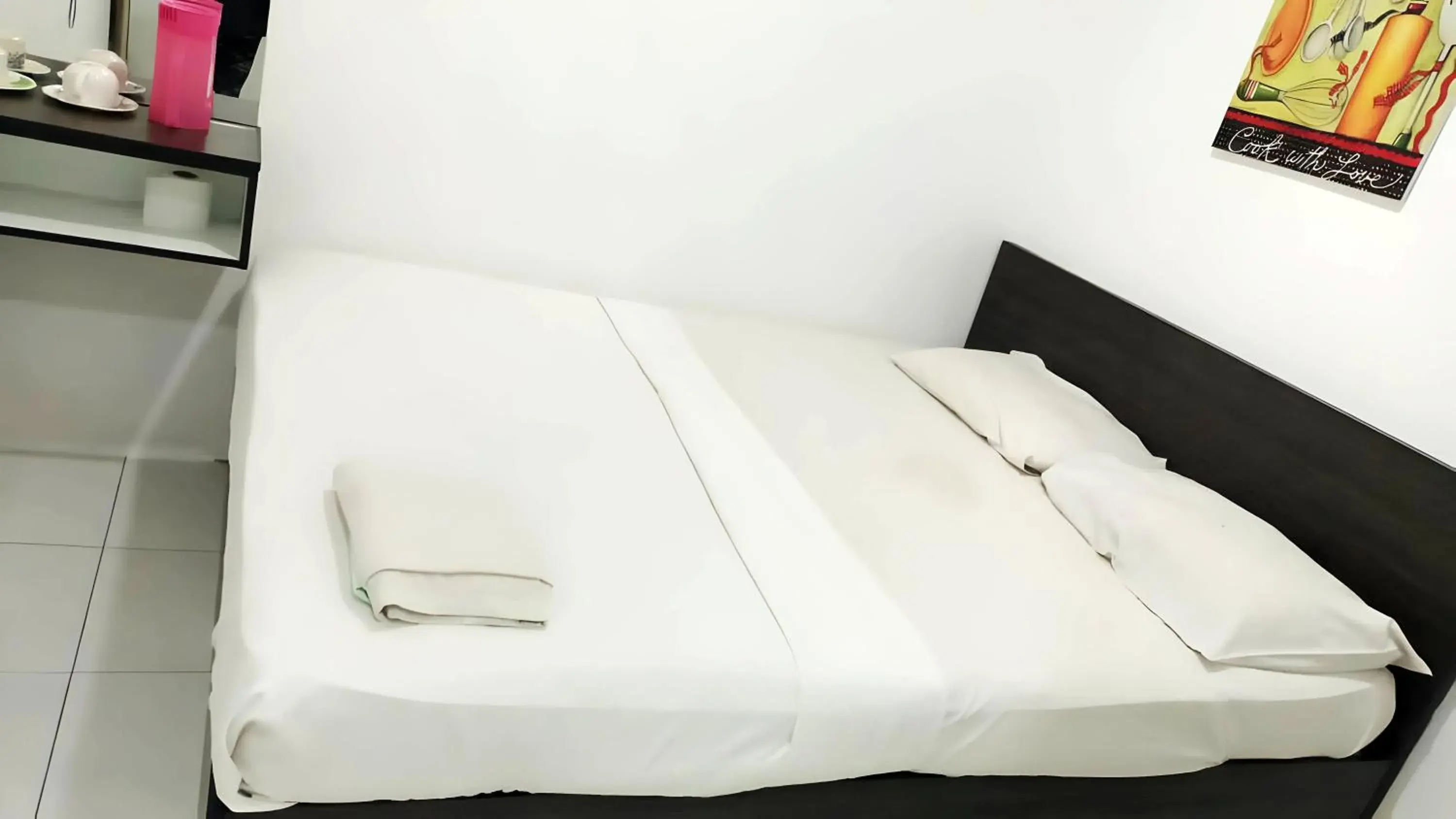 Standard Queen Room in Hotel Checkedinn Standard Queen Room in Hotel Checkedinn