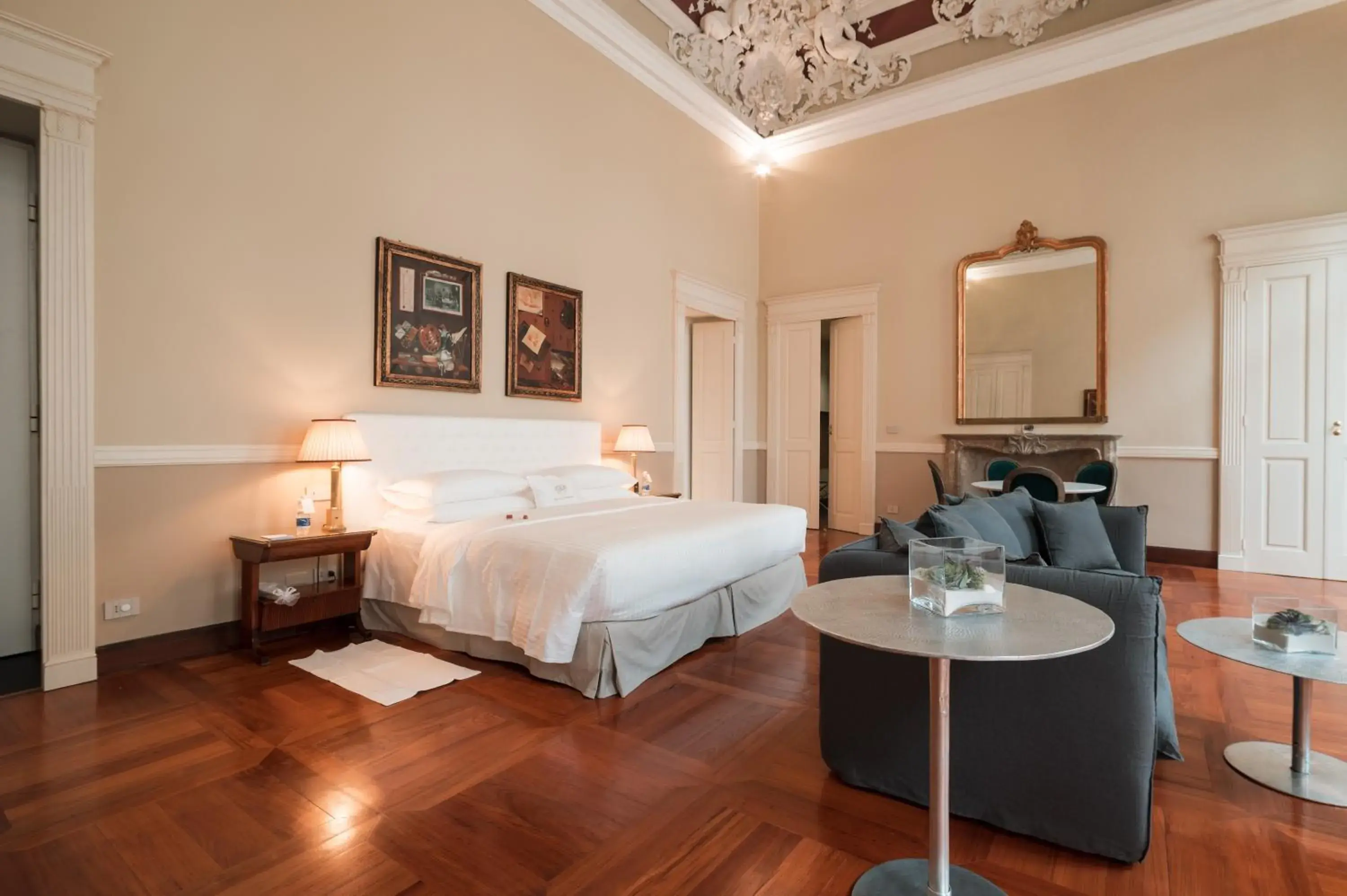 One-Bedroom Suite in Royal Palace Hotel One-Bedroom Suite in Royal Palace Hotel