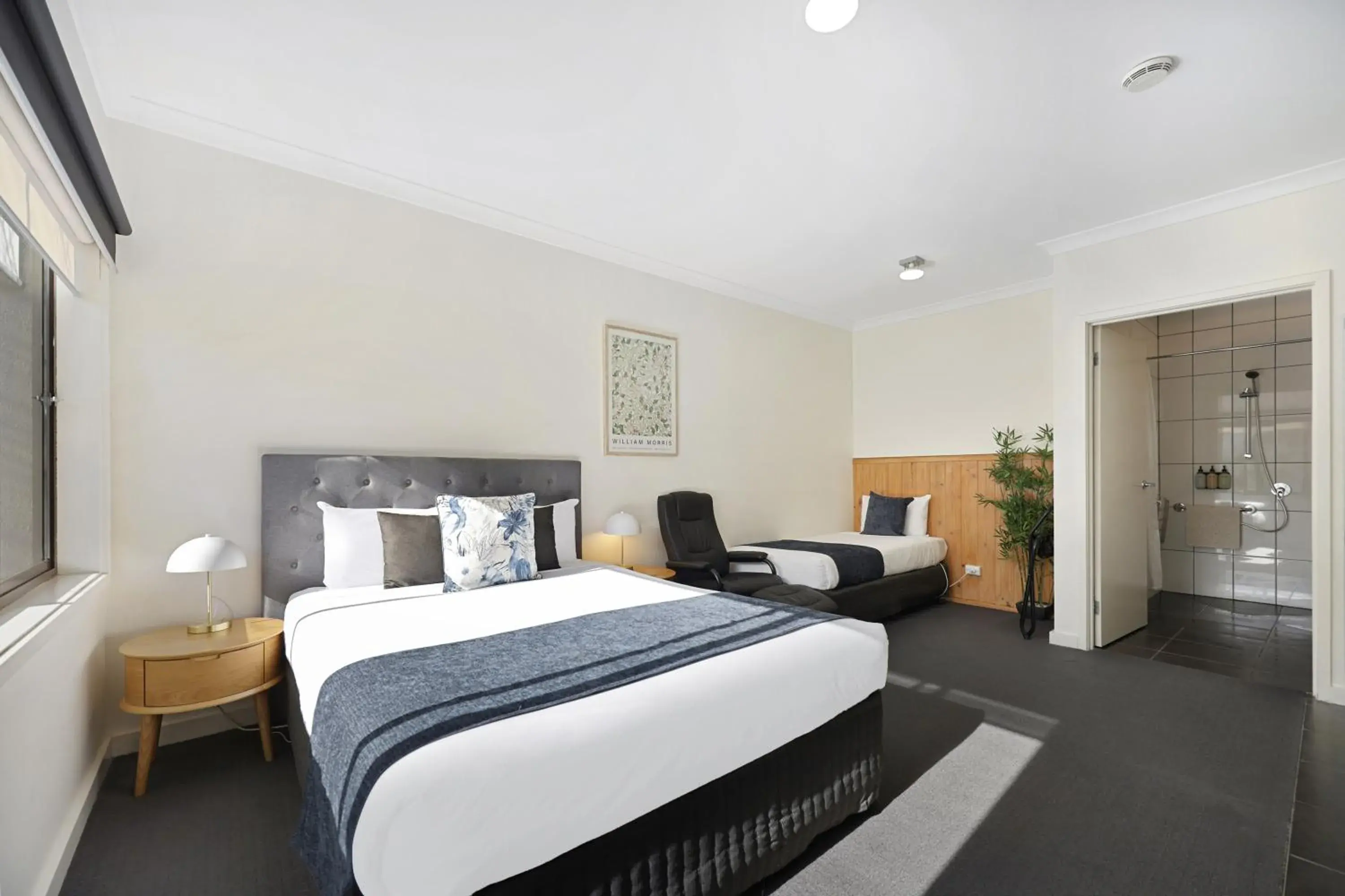 Deluxe Accessible Queen in Hamilton Lakeside Motel Deluxe Accessible Queen in Hamilton Lakeside Motel