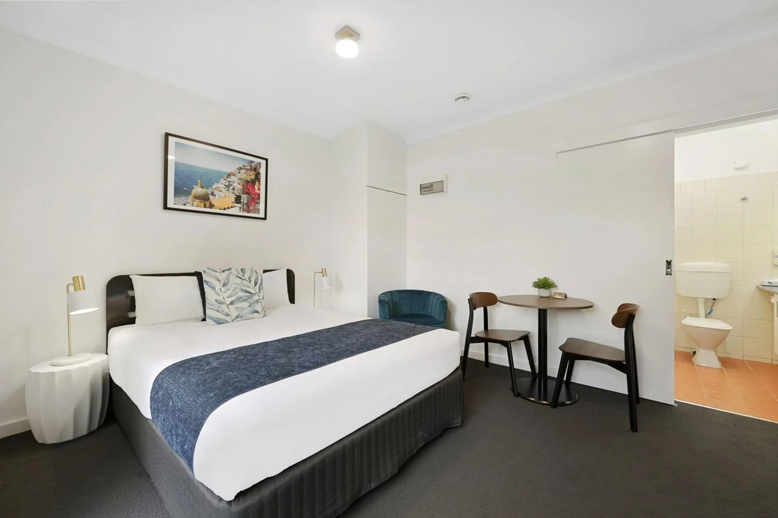 Standard Queen Room in Hamilton Lakeside Motel Standard Queen Room in Hamilton Lakeside Motel