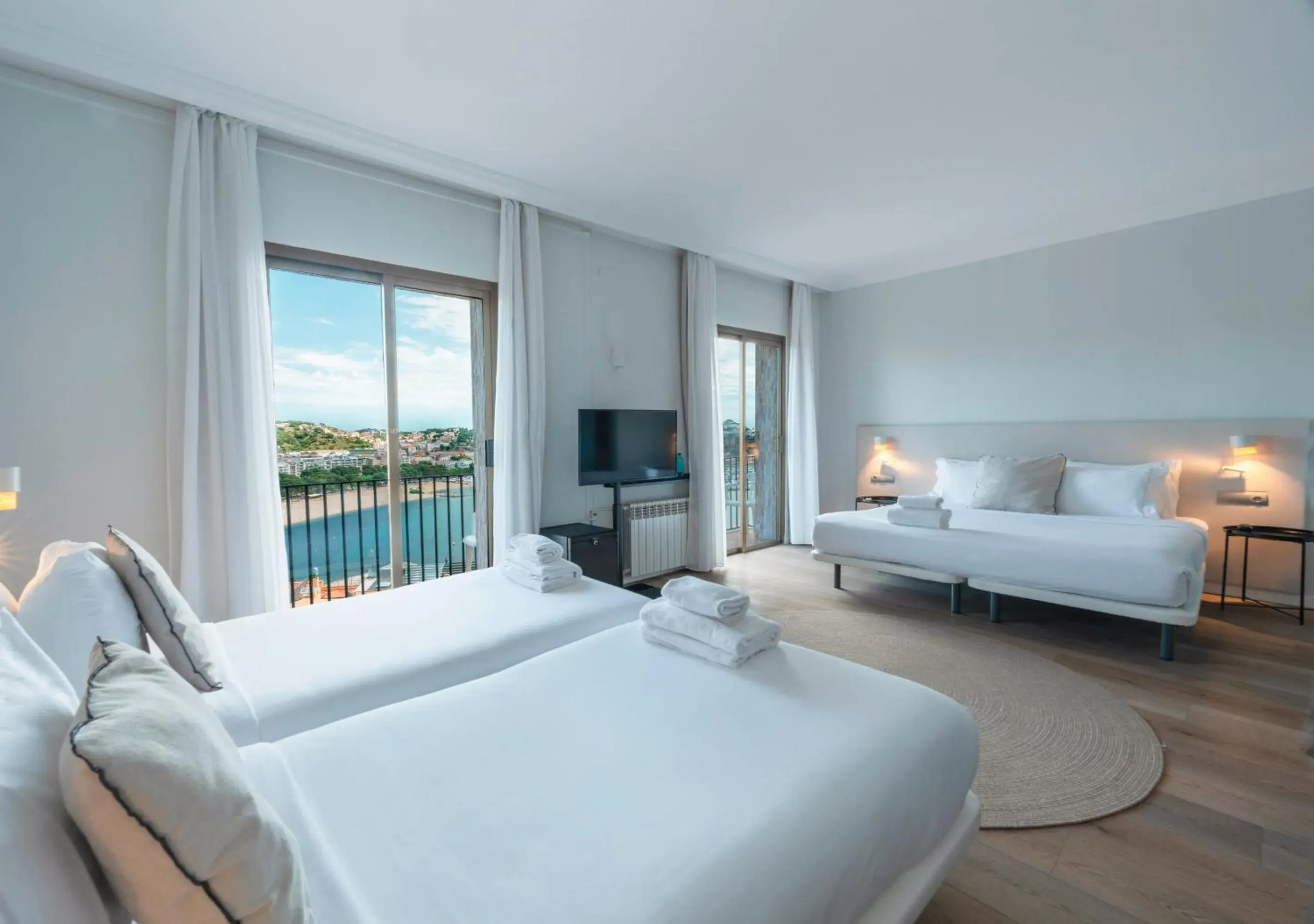 Superior Familiar room with sea views in Hotel Montjoi by Brava Hoteles Superior Familiar room with sea views in Hotel Montjoi by Brava Hoteles