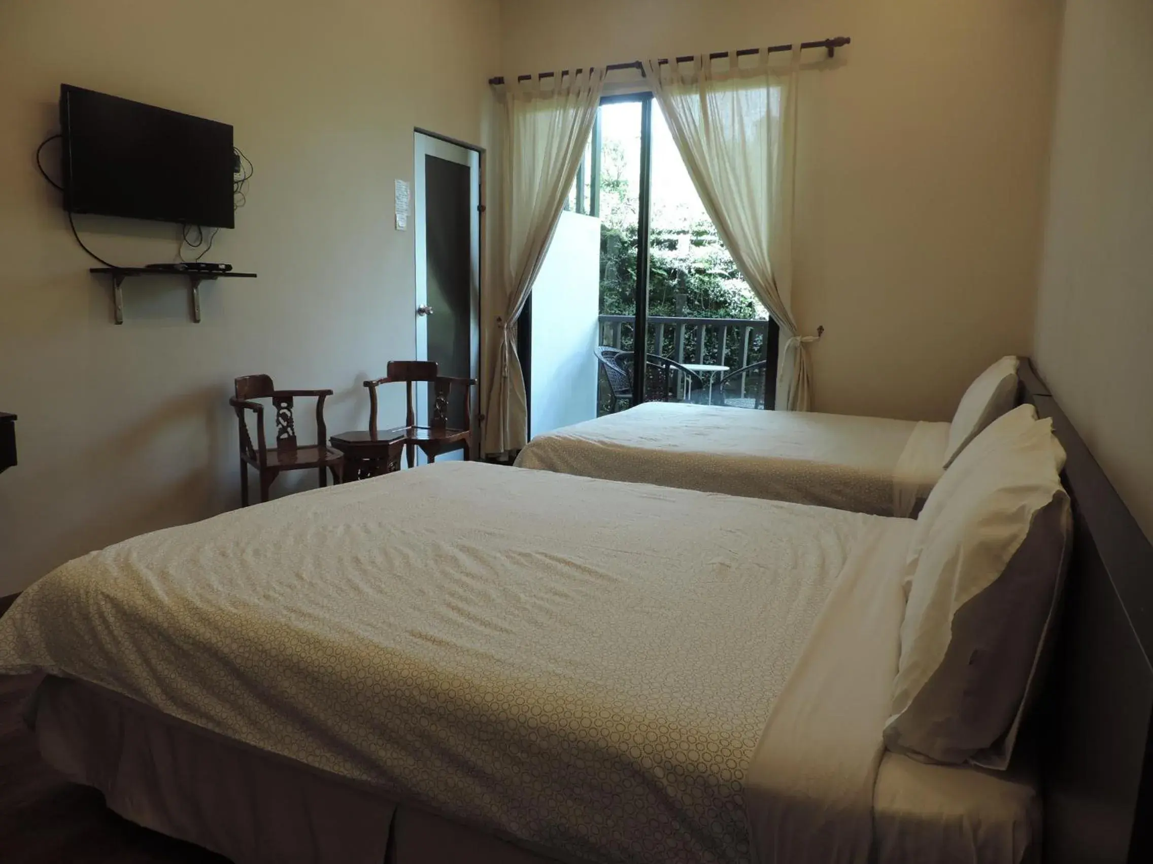 Family Room with Balcony in Cameronian Inn Family Room with Balcony in Cameronian Inn