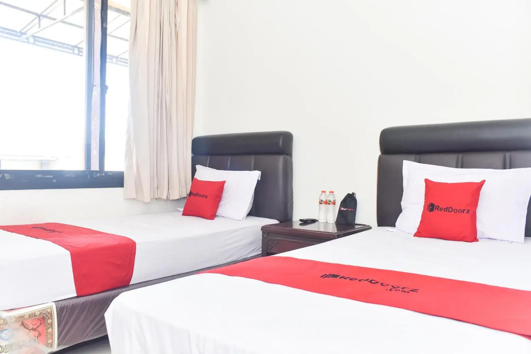 Twin Room in RedDoorz near Alun Alun Wonosobo Twin Room in RedDoorz near Alun Alun Wonosobo