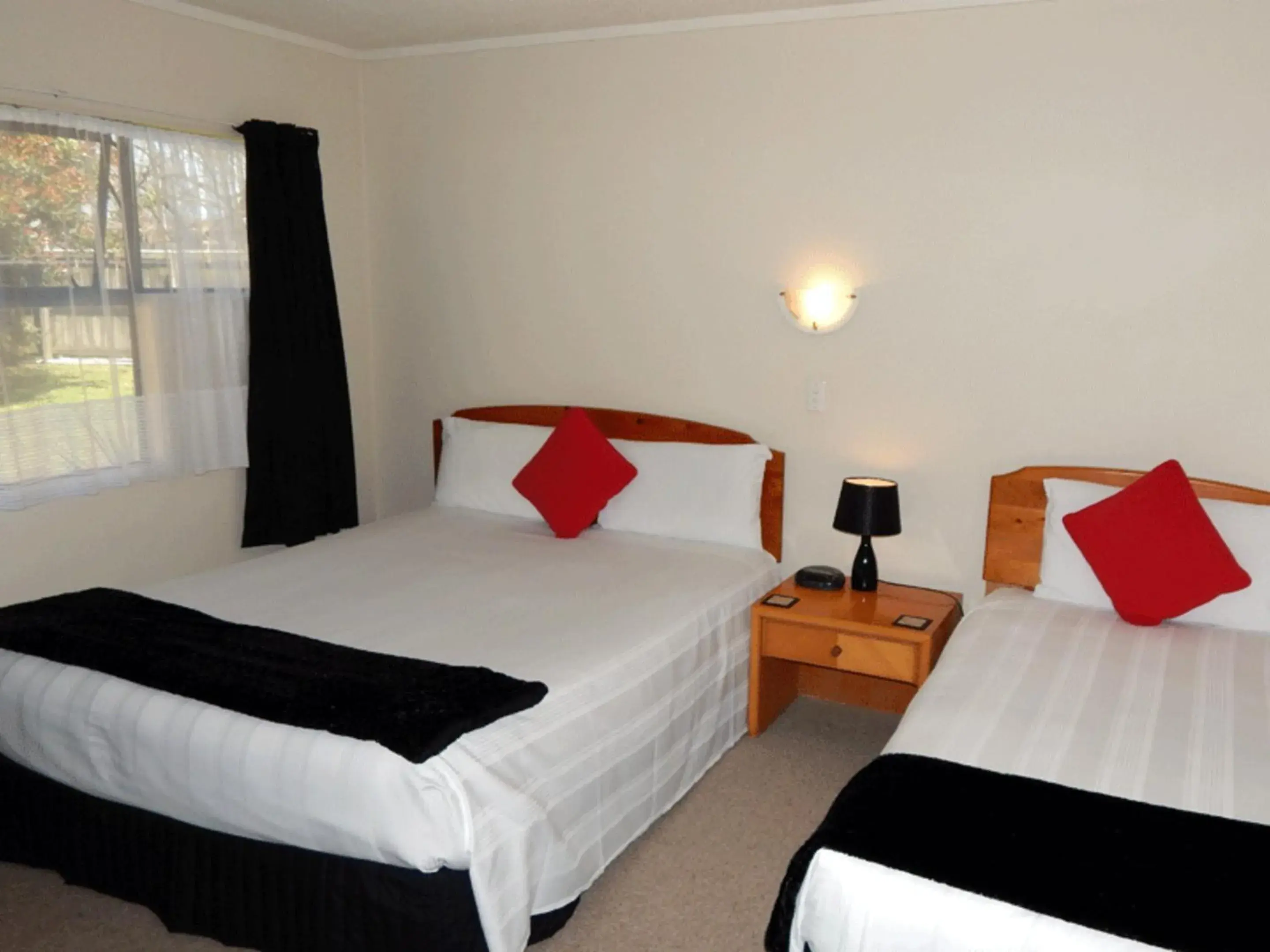 One-Bedroom Suite (Sleeps 4) in Cheviot Park Motor Lodge One-Bedroom Suite (Sleeps 4) in Cheviot Park Motor Lodge