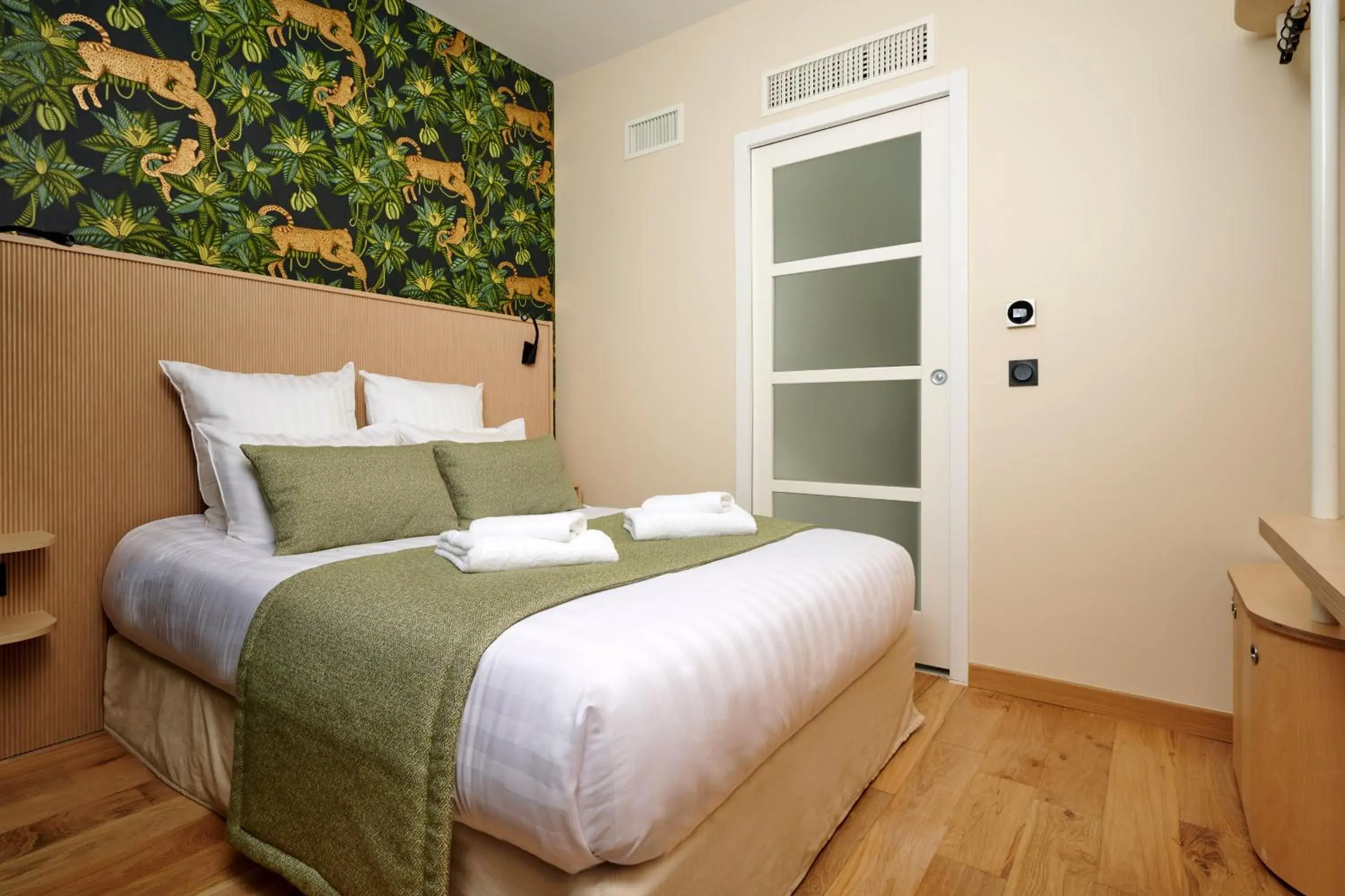 Standard Double Room in VLH Montparnasse Eiffel Standard Double Room in VLH Montparnasse Eiffel