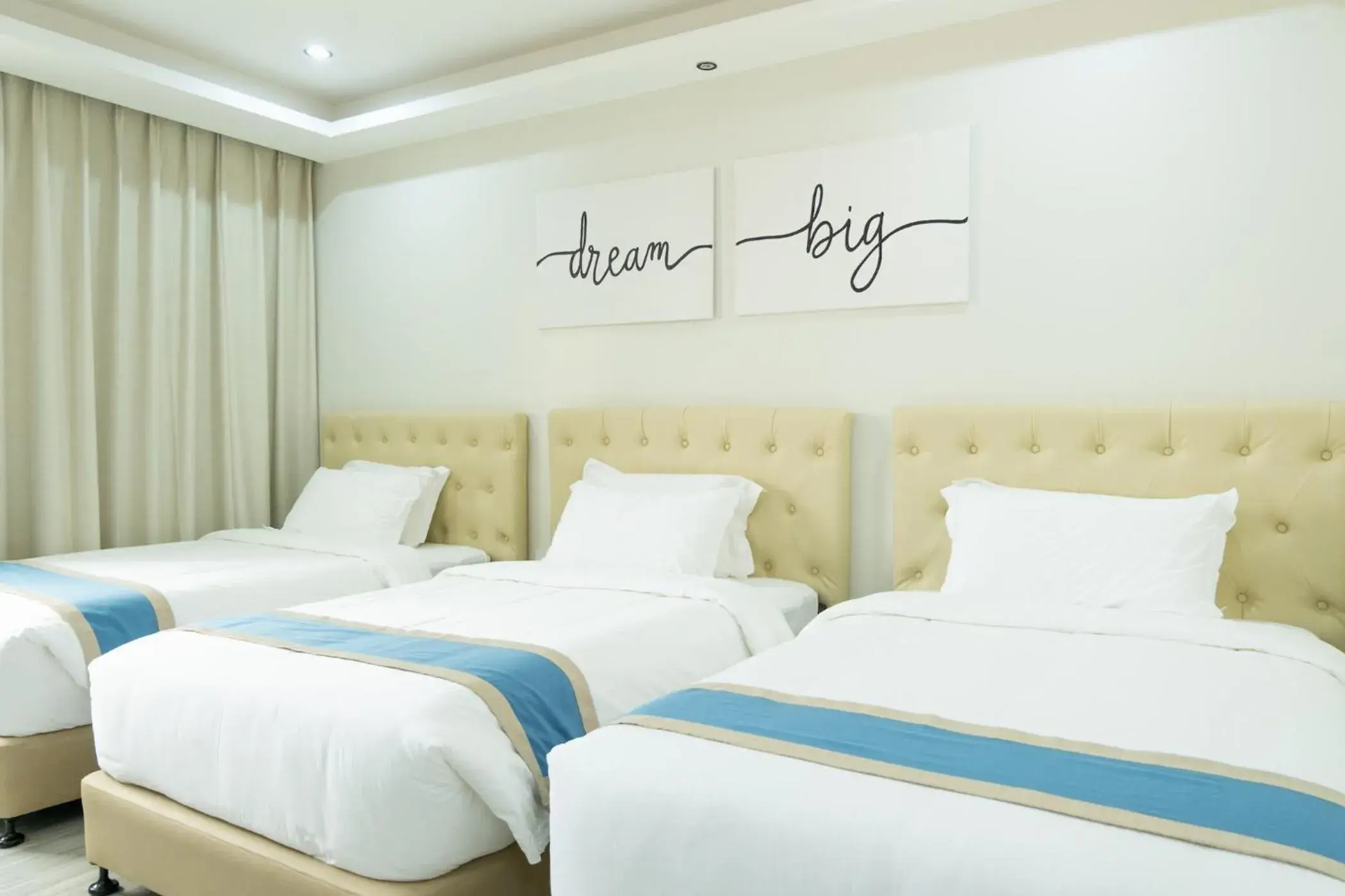 Classic Triple Room in Hampton Suites Classic Triple Room in Hampton Suites