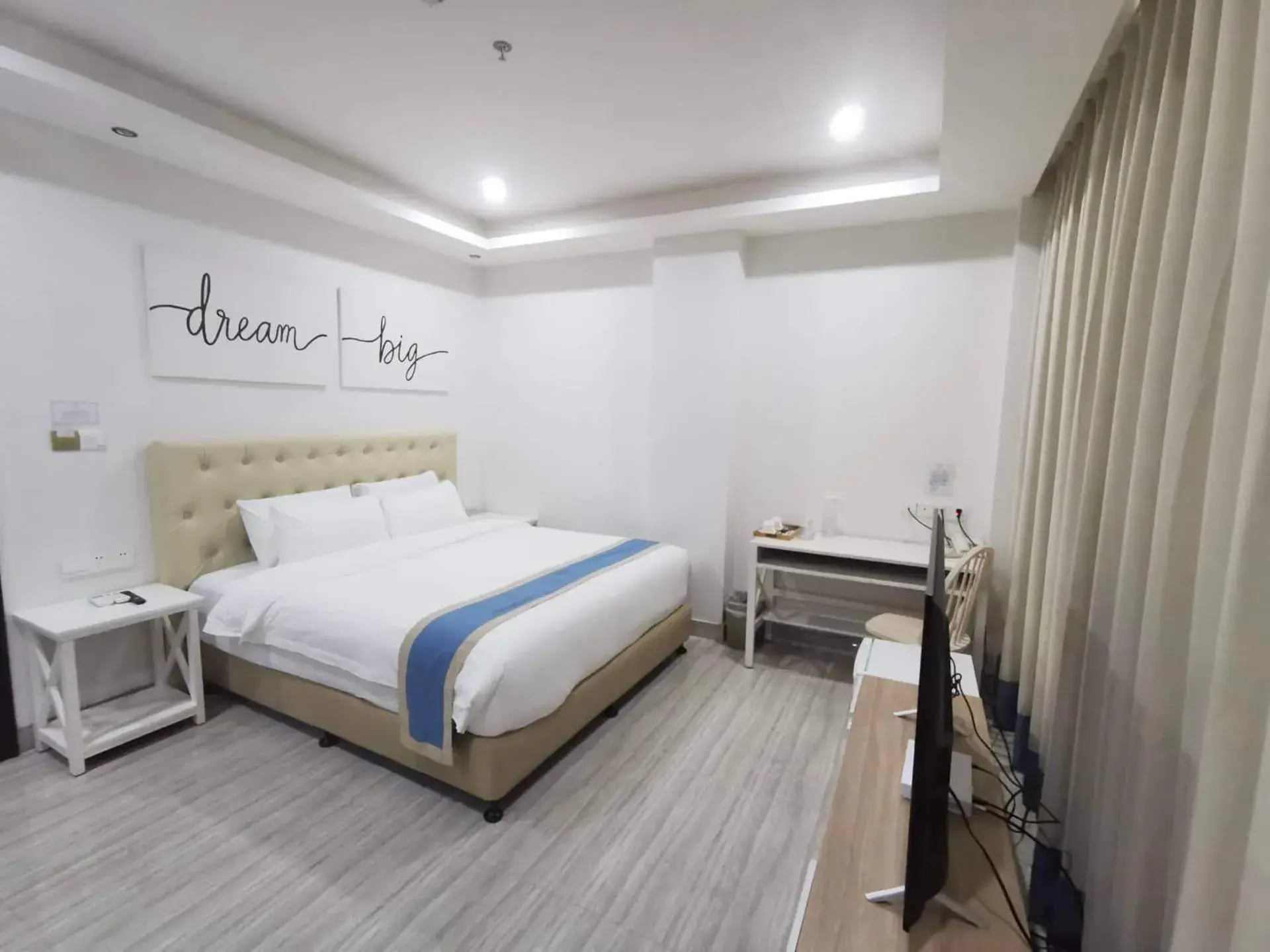 King Room - single occupancy in Hampton Suites King Room - single occupancy in Hampton Suites