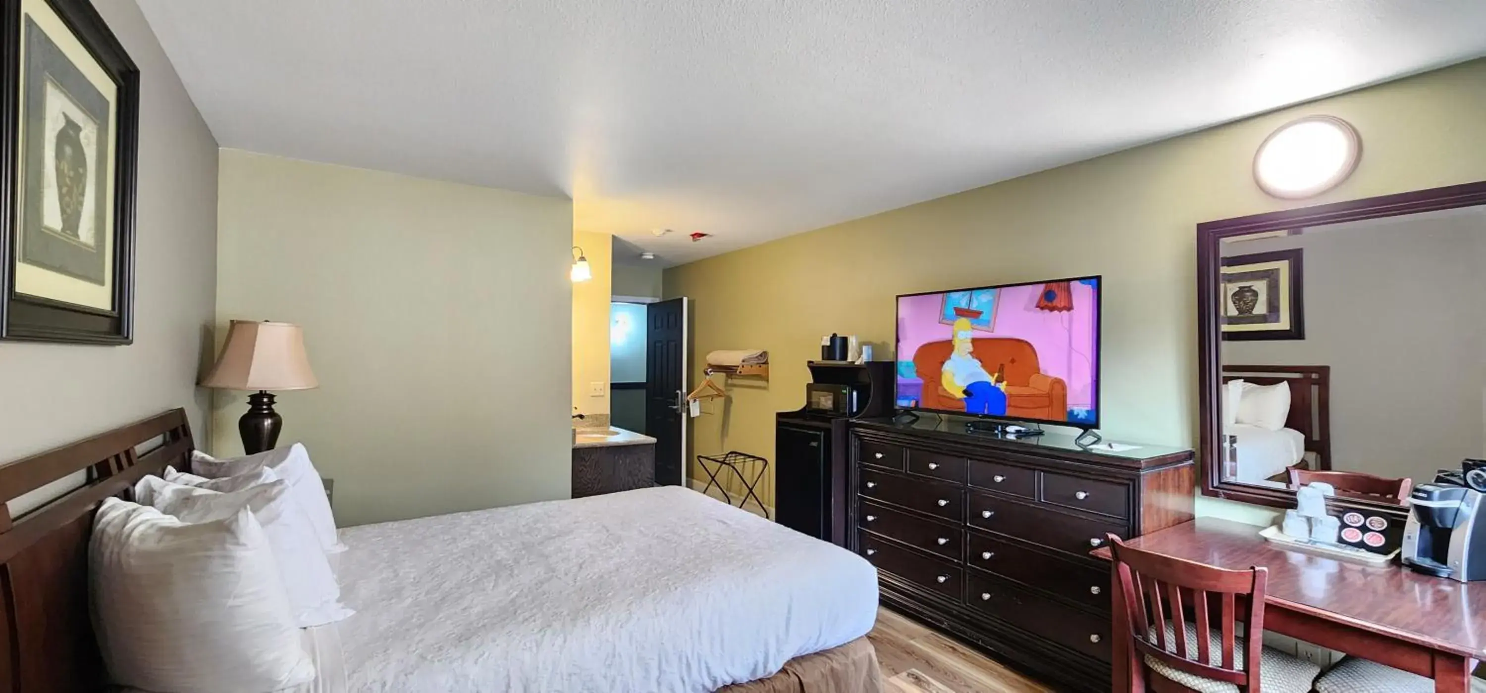 Deluxe King Room in Crest Trail Lodge Deluxe King Room in Crest Trail Lodge