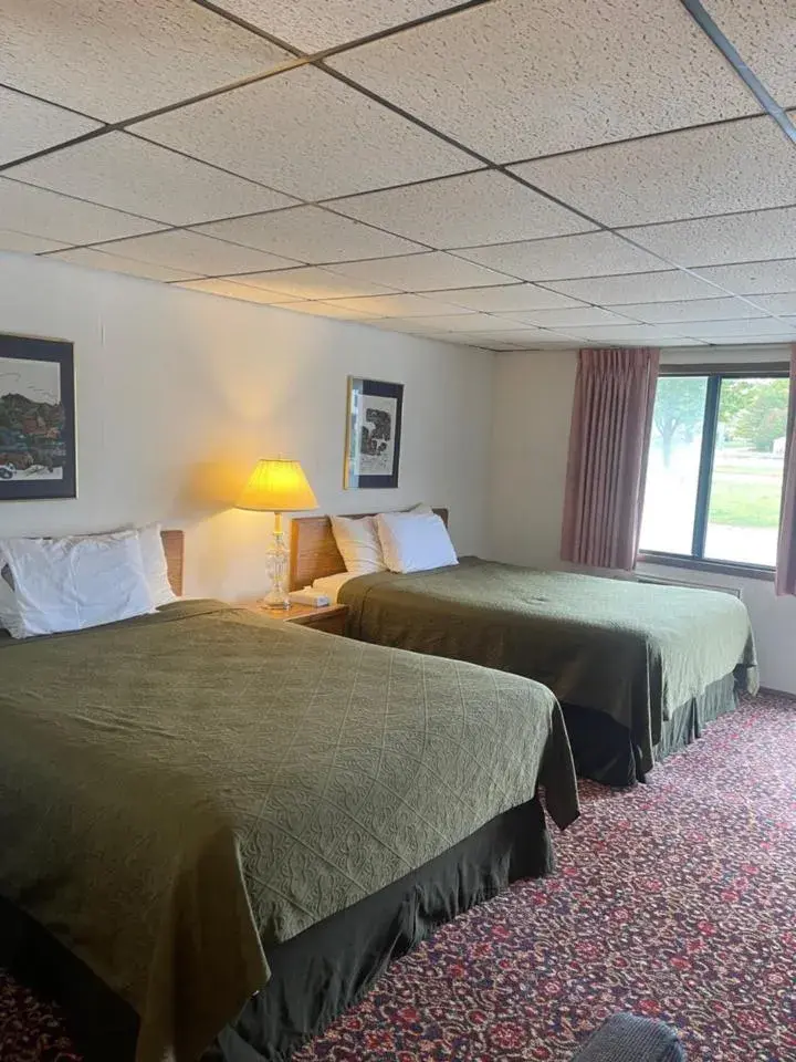 Standard 2 Queen Beds Pet Friendly Non-Smoking in Knights Inn Mackinaw City Standard 2 Queen Beds Pet Friendly Non-Smoking in Knights Inn Mackinaw City