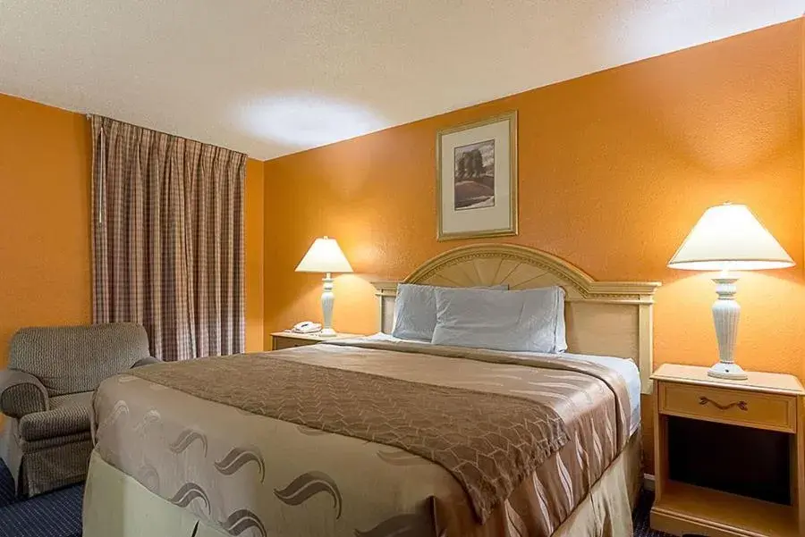 Queen Room - Non Smoking in Highway Inn Queen Room - Non Smoking in Highway Inn